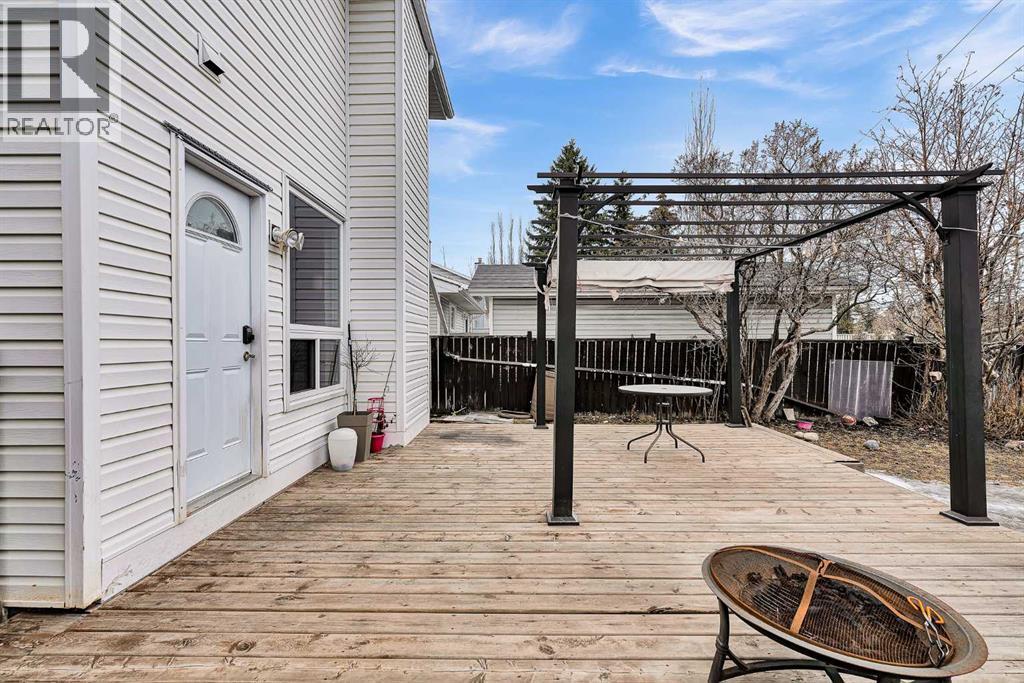 44 Strathclair Rise SW - 36