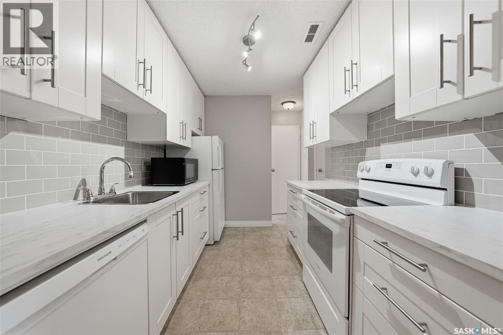#205 139 ST LAWRENCE COURT - 14