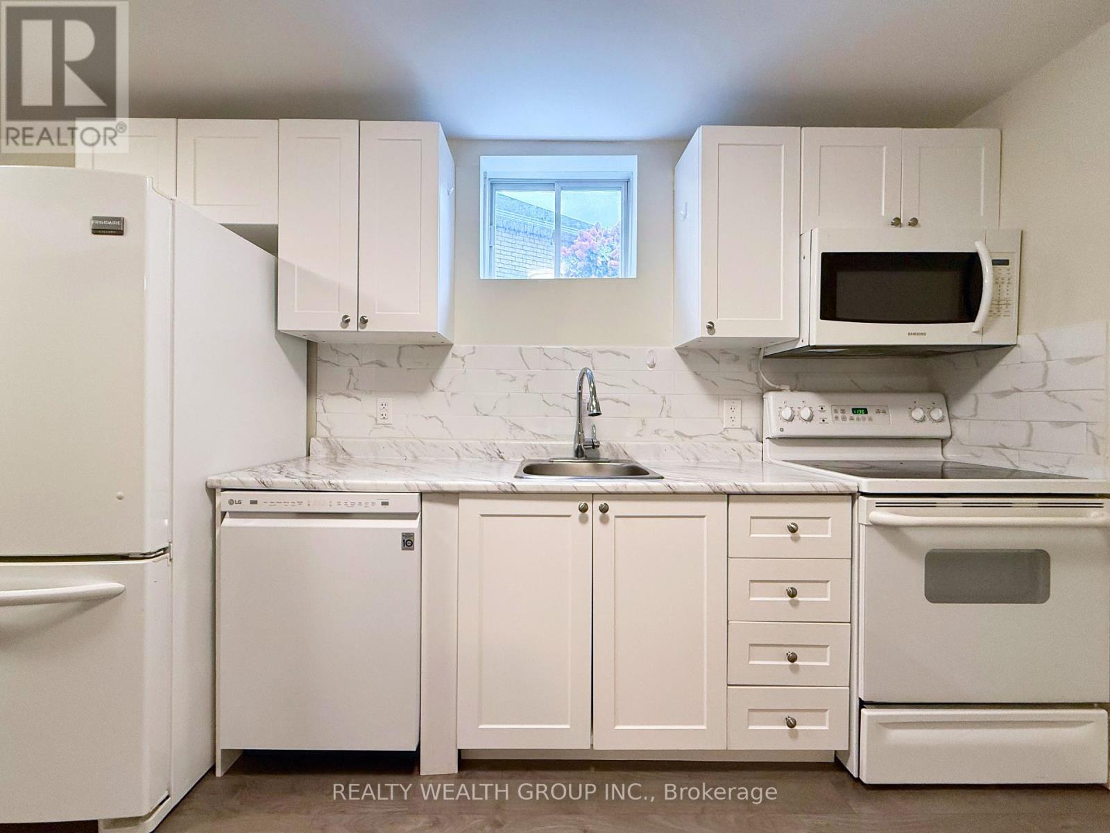 61 STOLLAR BOULEVARD - 32