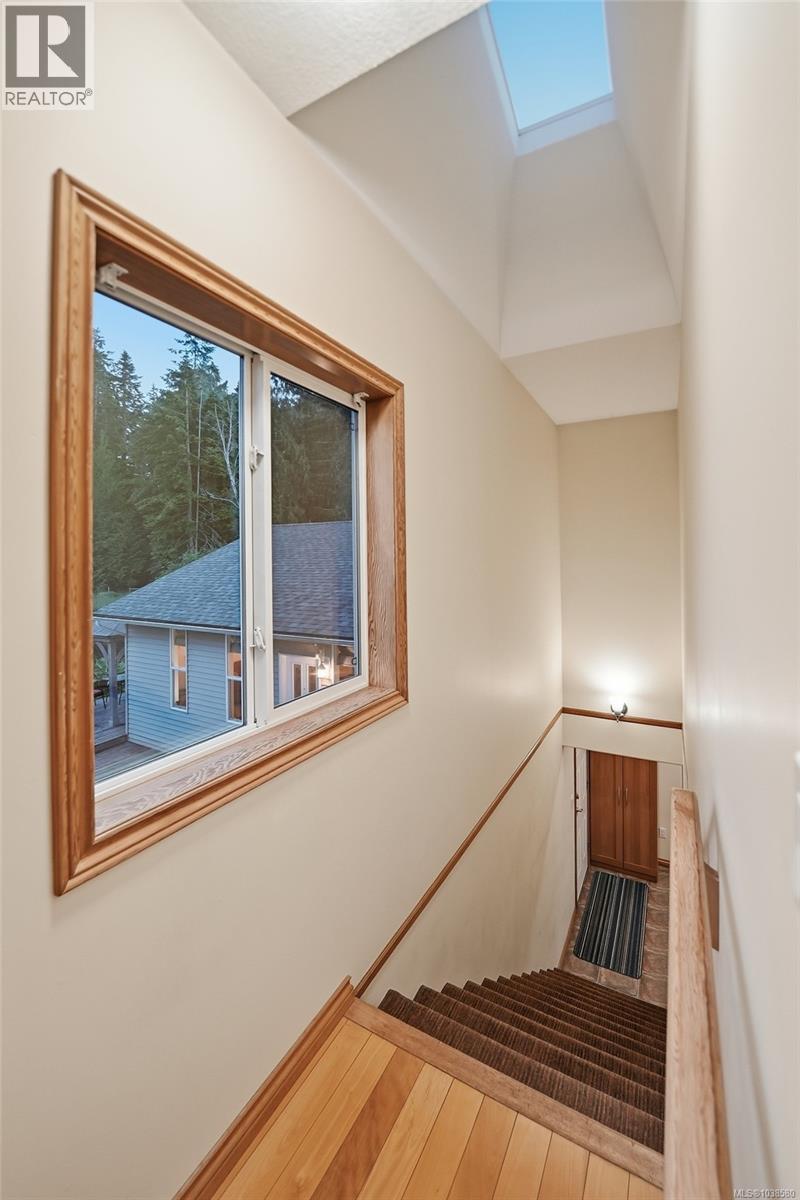 891 Terrien Way - 34