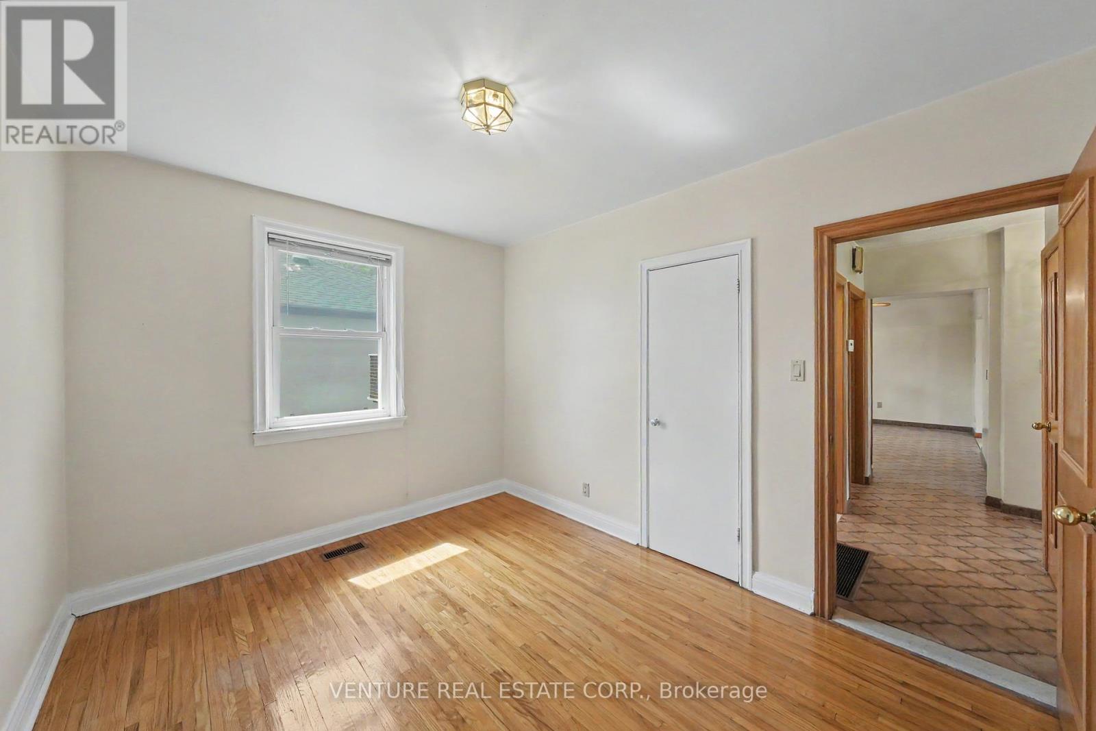 2 REDFERN AVENUE - 18