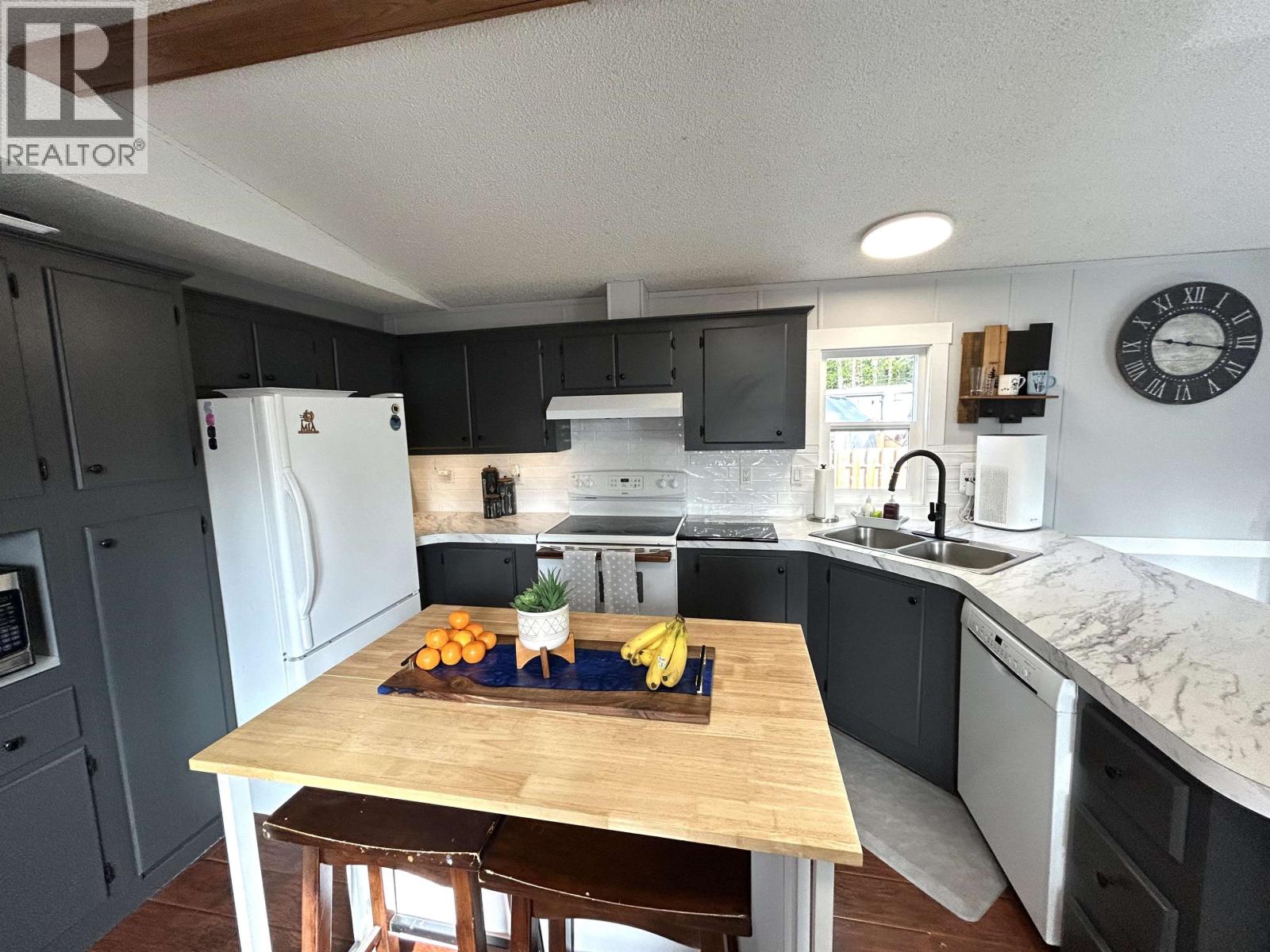 Photo 12 of 35 — 7245 DAWSON PLACE · Prince George, BC