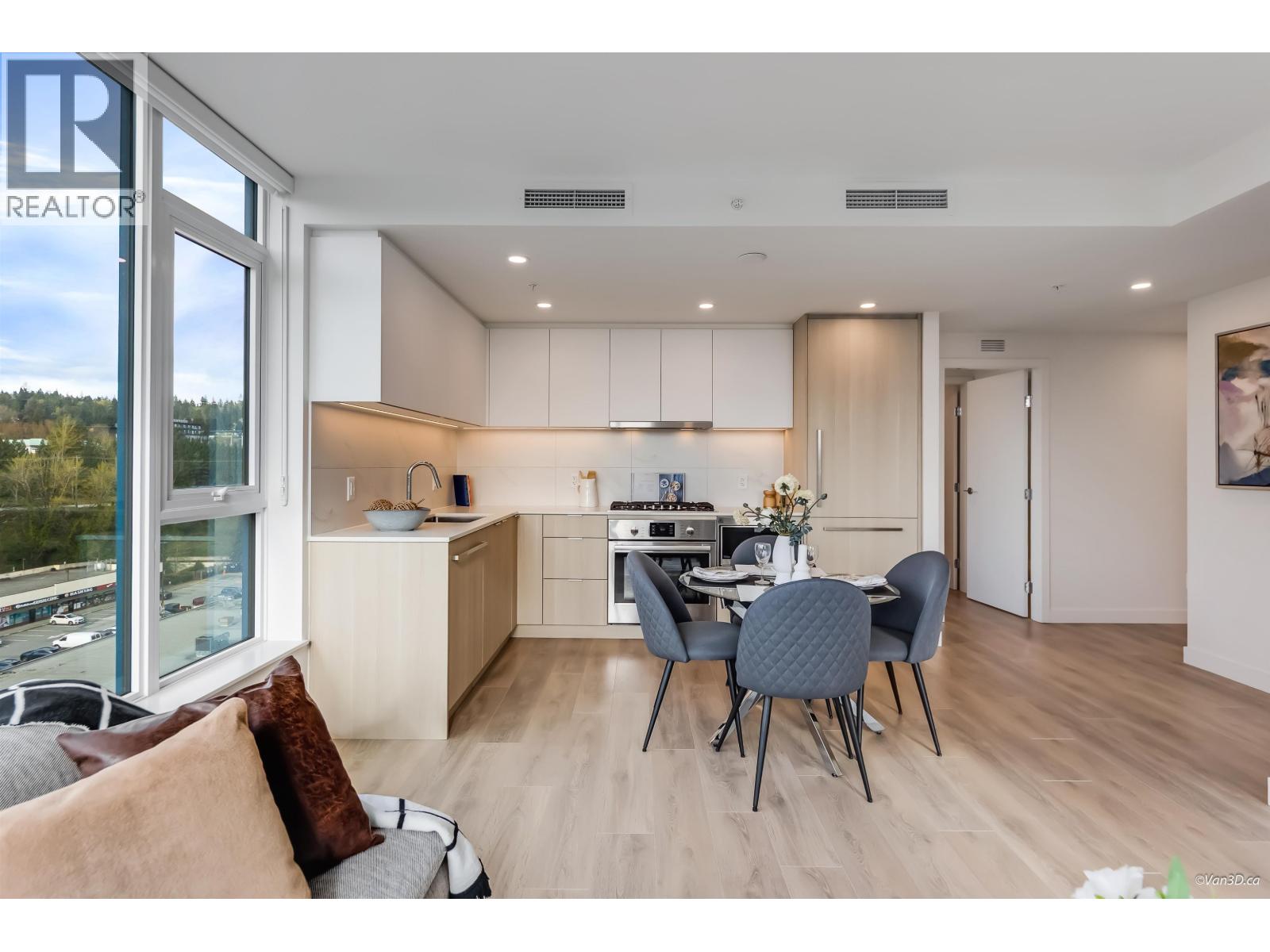 809 318 ALDERSON Avenue - photo 2