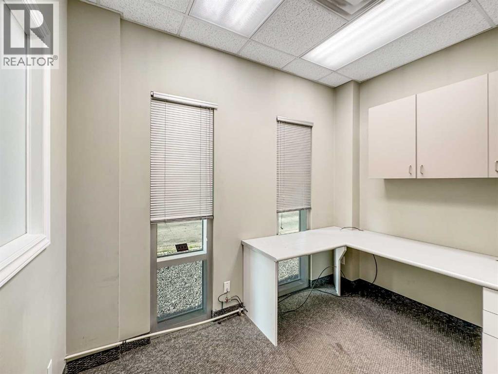 902 9th Avenue SW, Calgary — photo 2