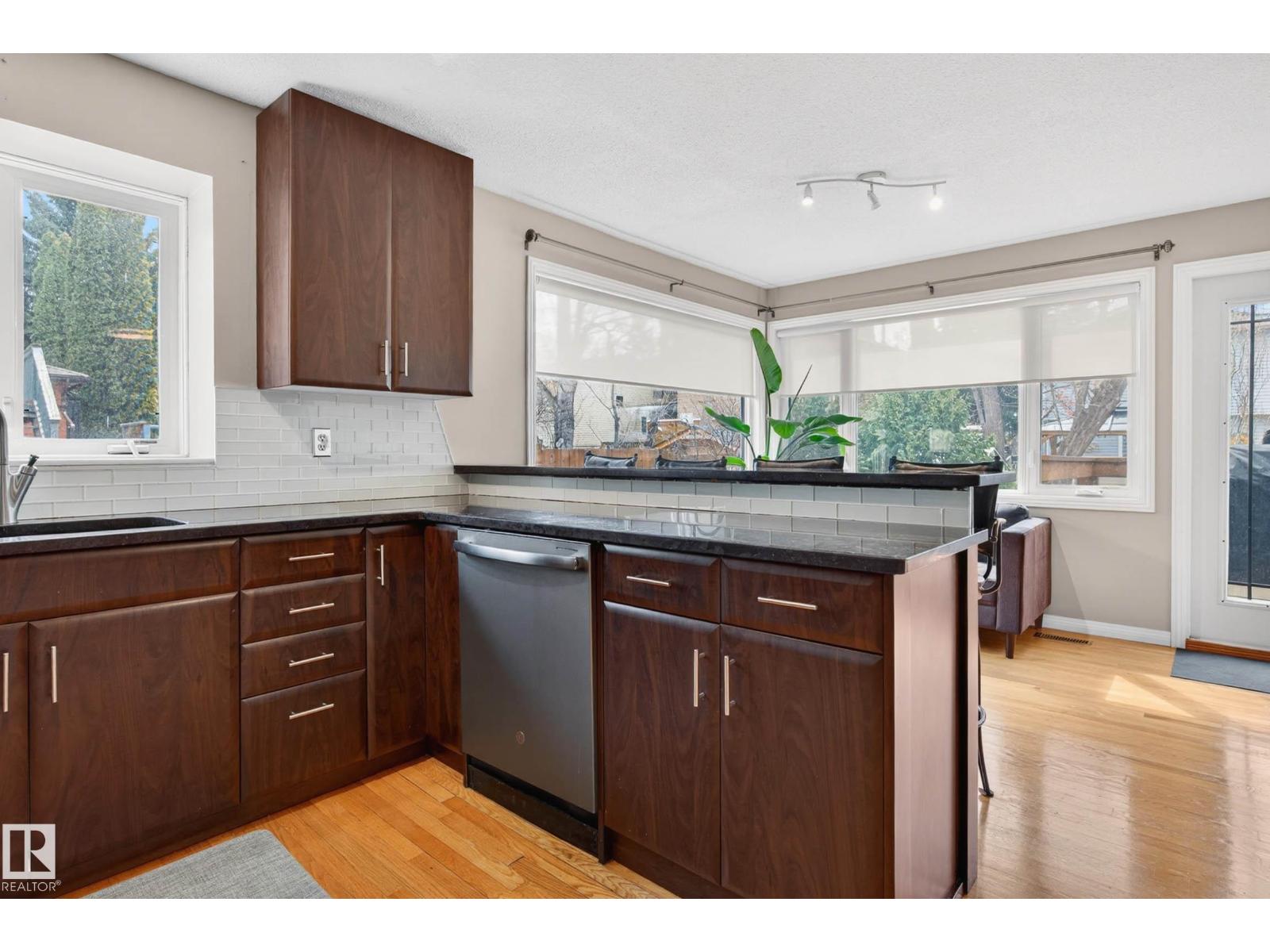 5 WILLOWBROOK CR - 16