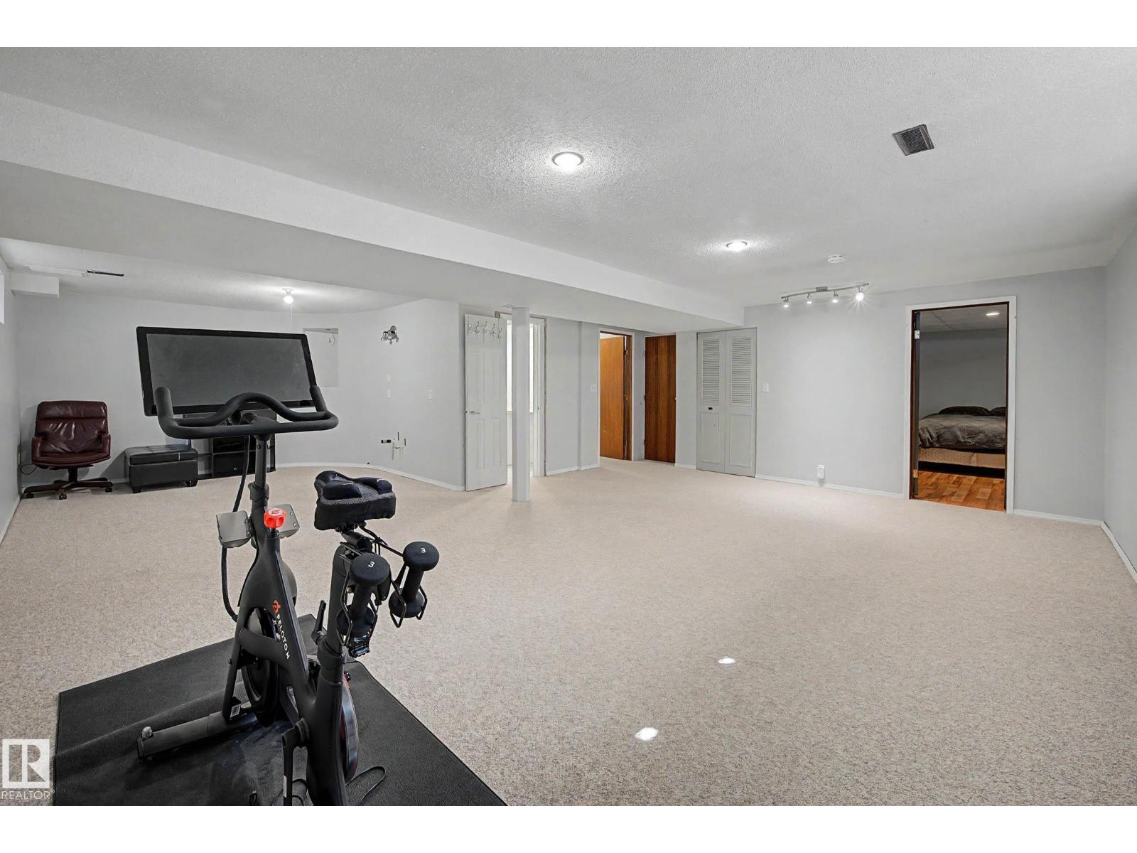 5 WILLOWBROOK CR - 32