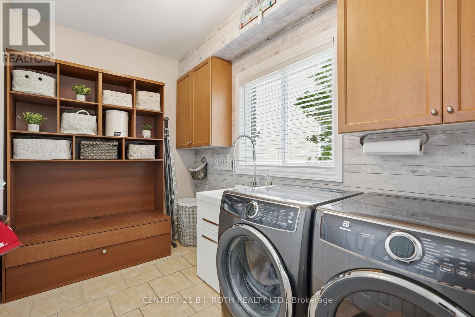 115 SANDRINGHAM DRIVE - 12