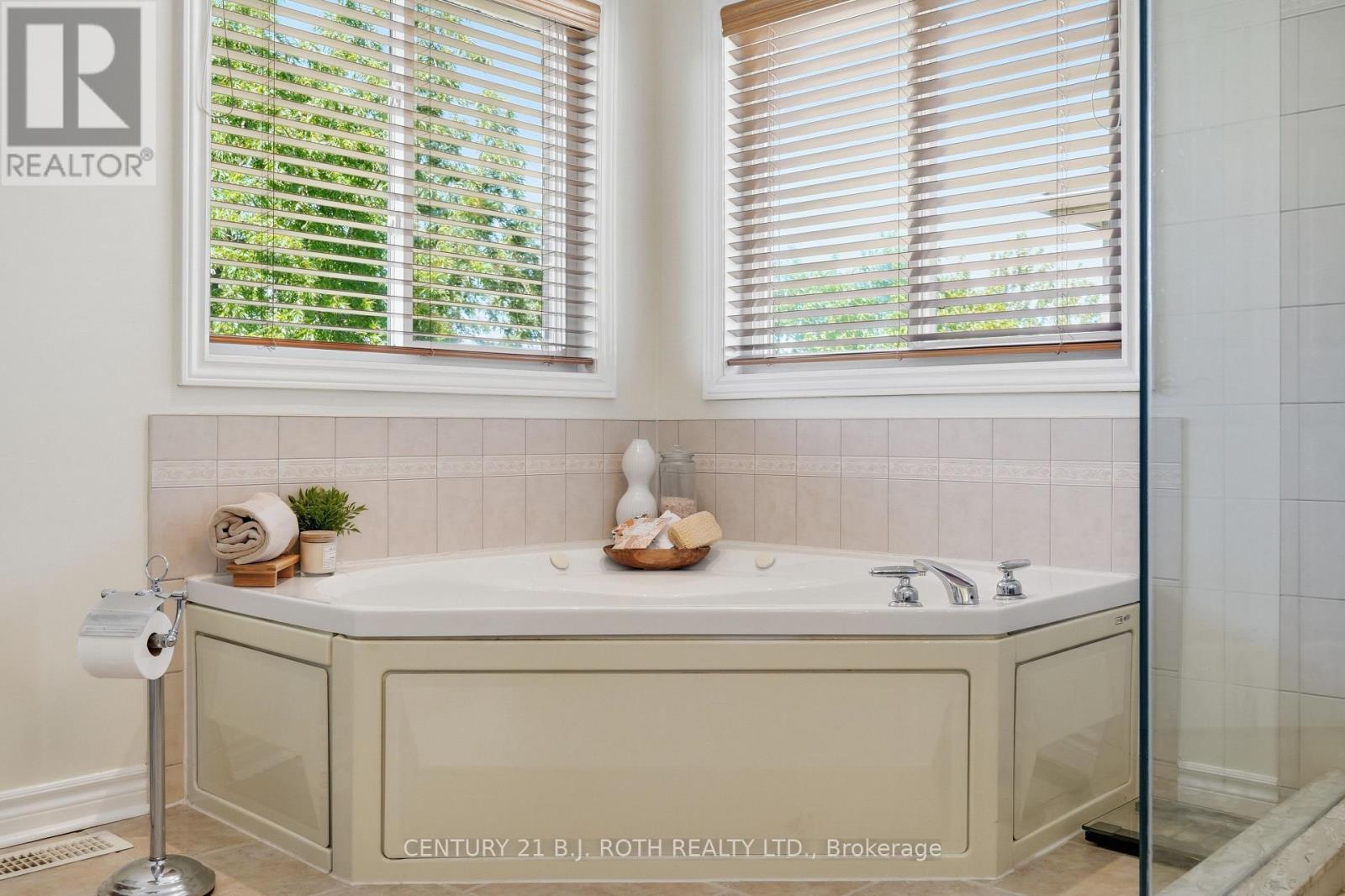 115 SANDRINGHAM DRIVE - 23