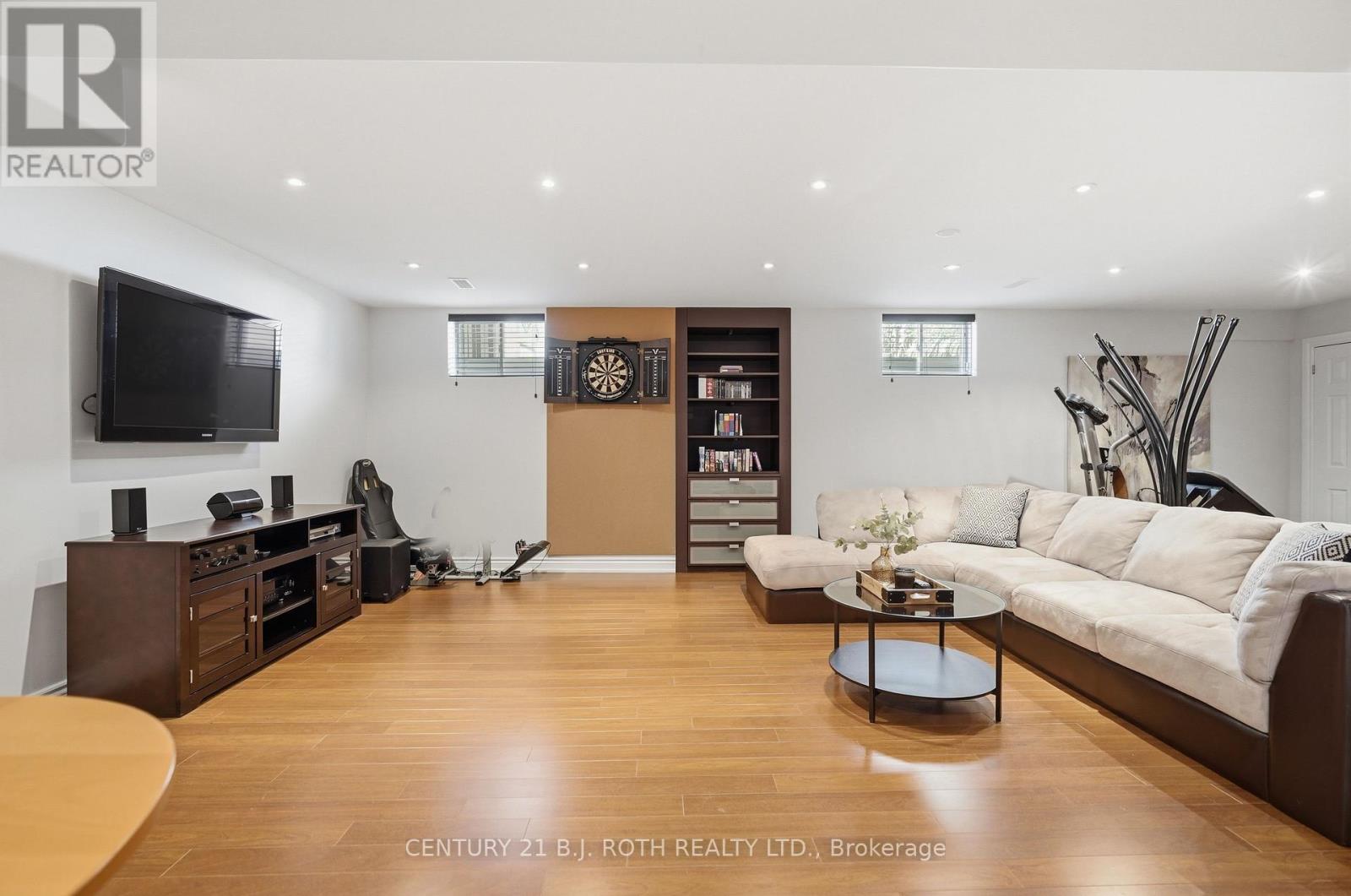 115 SANDRINGHAM DRIVE - 30