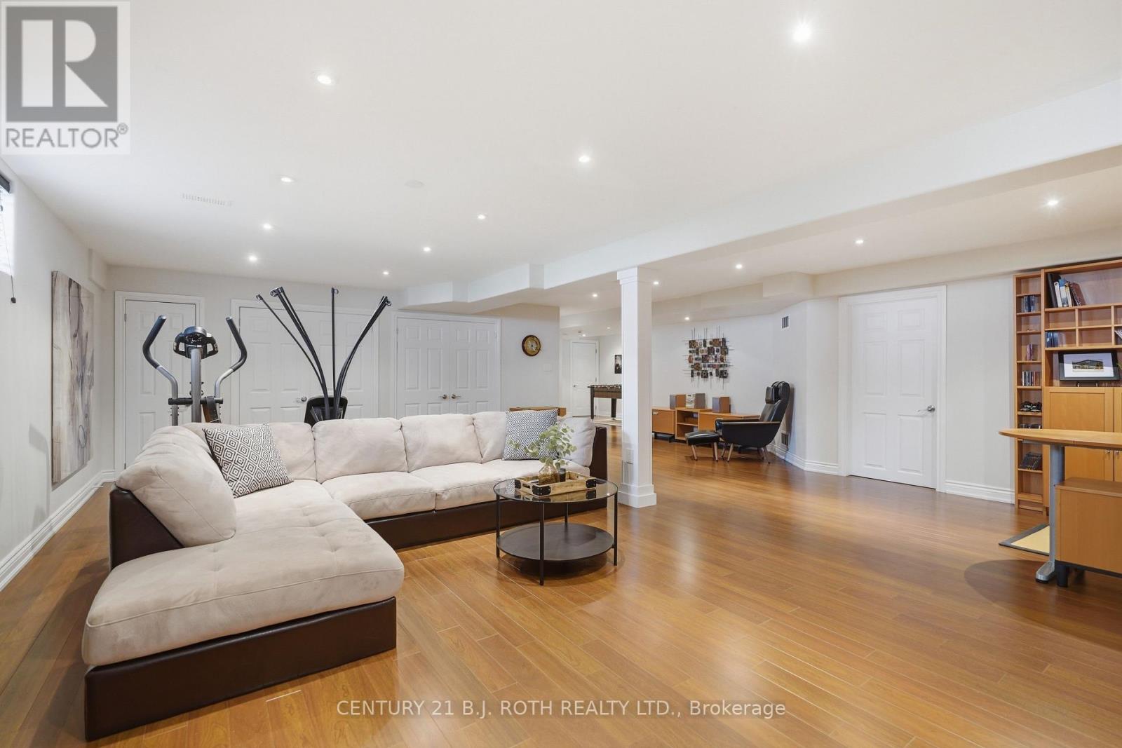115 SANDRINGHAM DRIVE - 31
