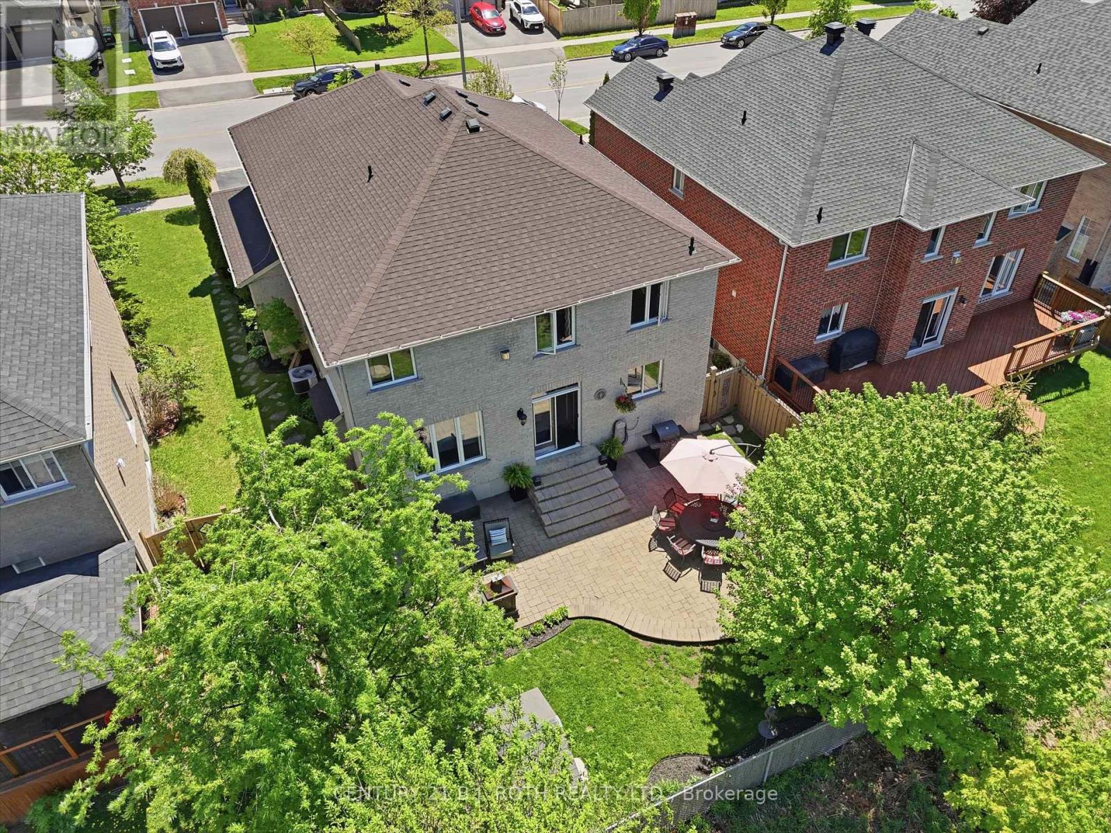 115 SANDRINGHAM DRIVE - 35