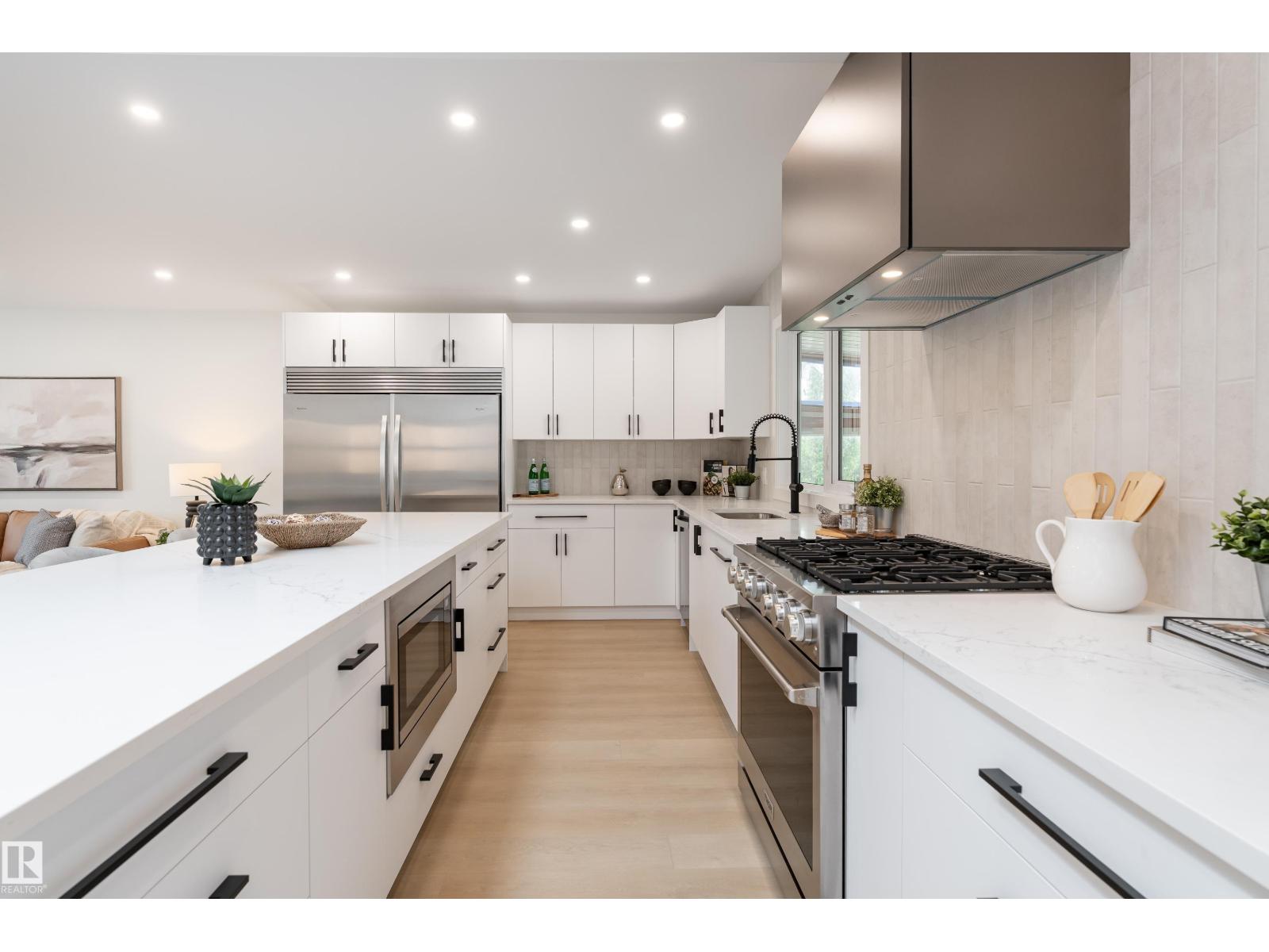 8728 72 ST NW - 10