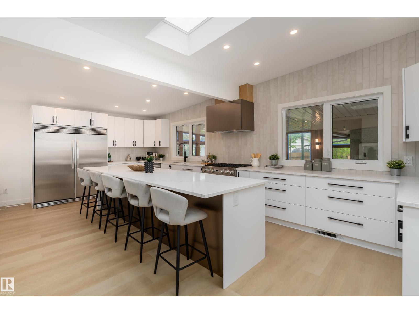 8728 72 ST NW - 8