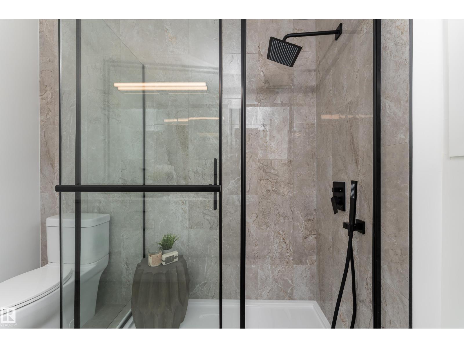 8728 72 ST NW - 23