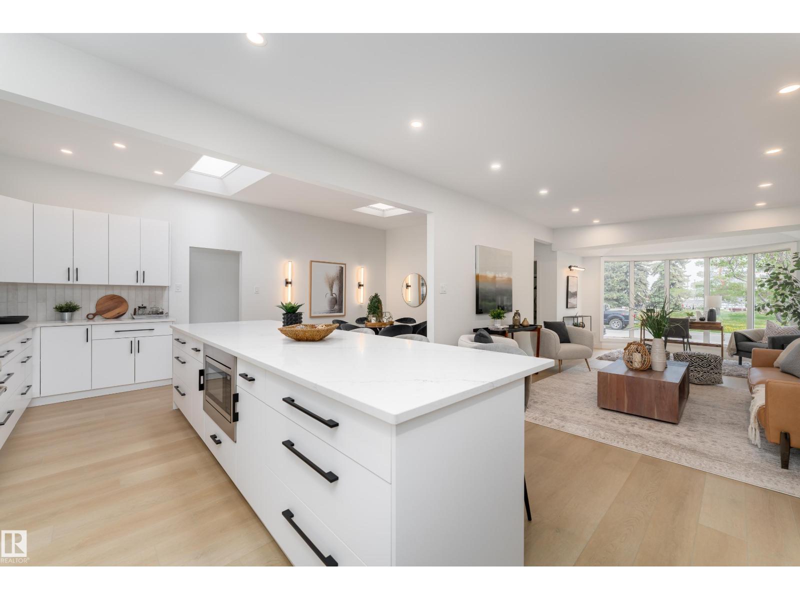 8728 72 ST NW - 12