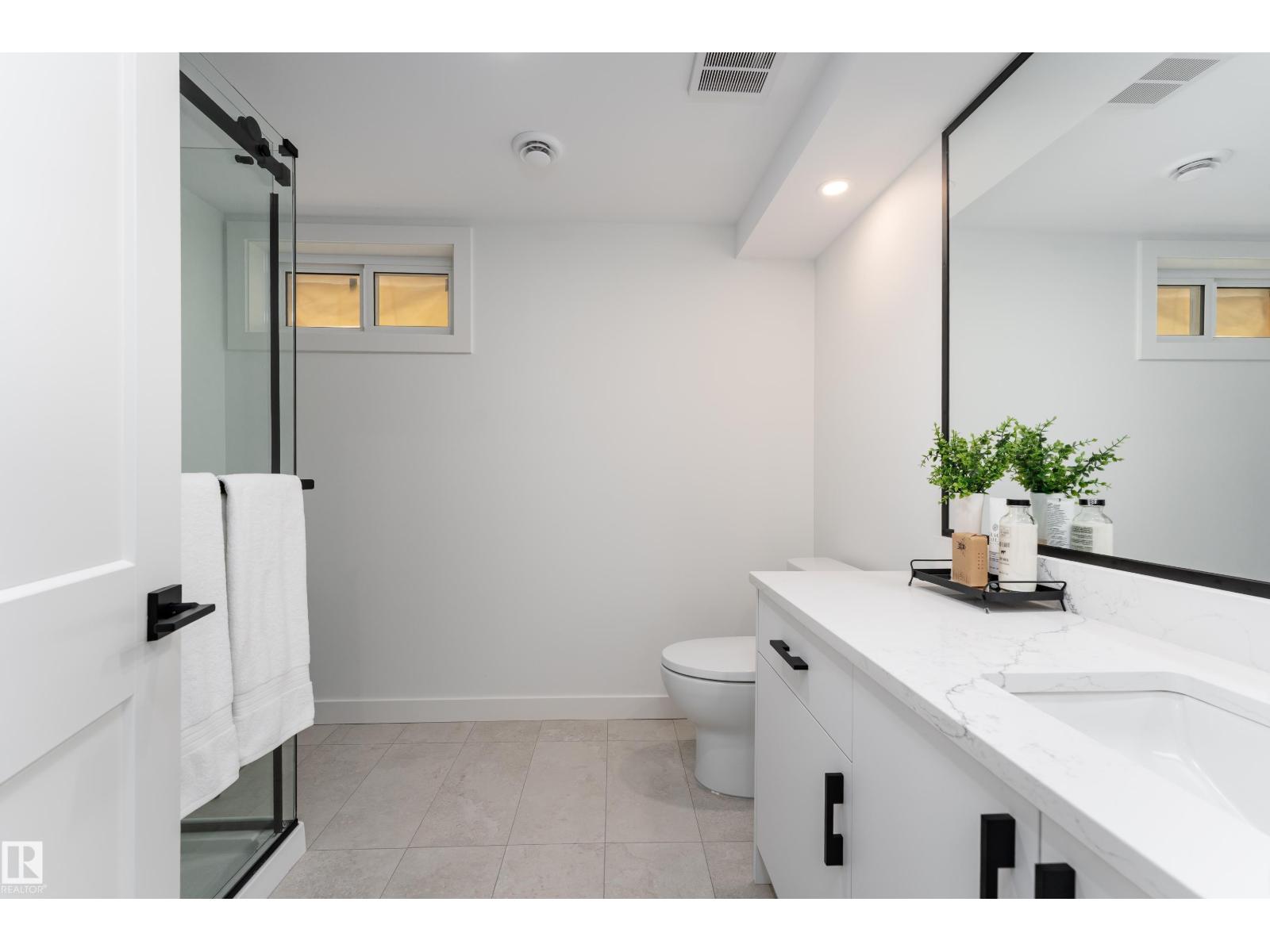 8728 72 ST NW - 33
