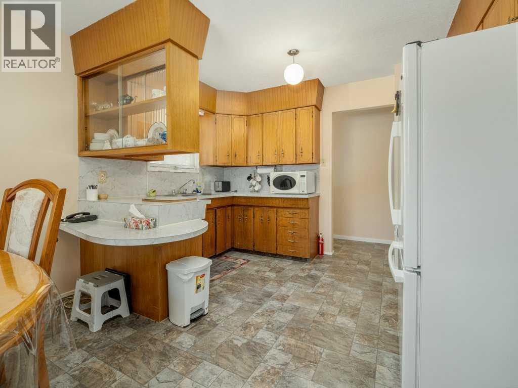 2011 20 Street N - 11