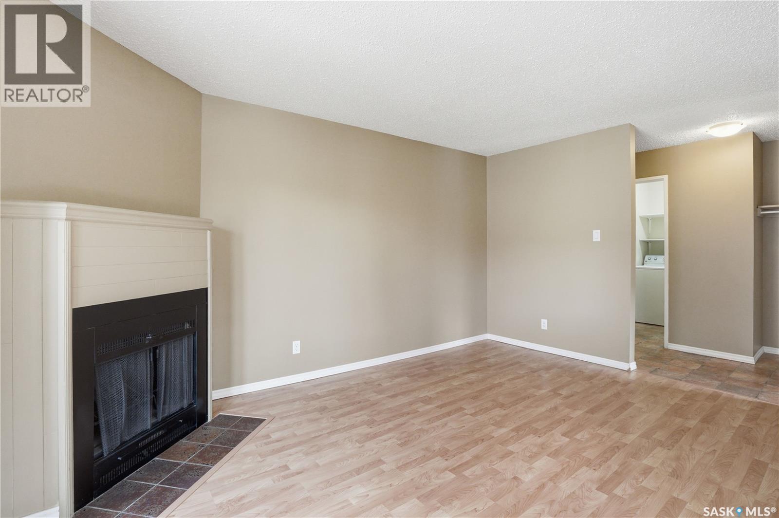 #208B 4040 8th STREET E - 5