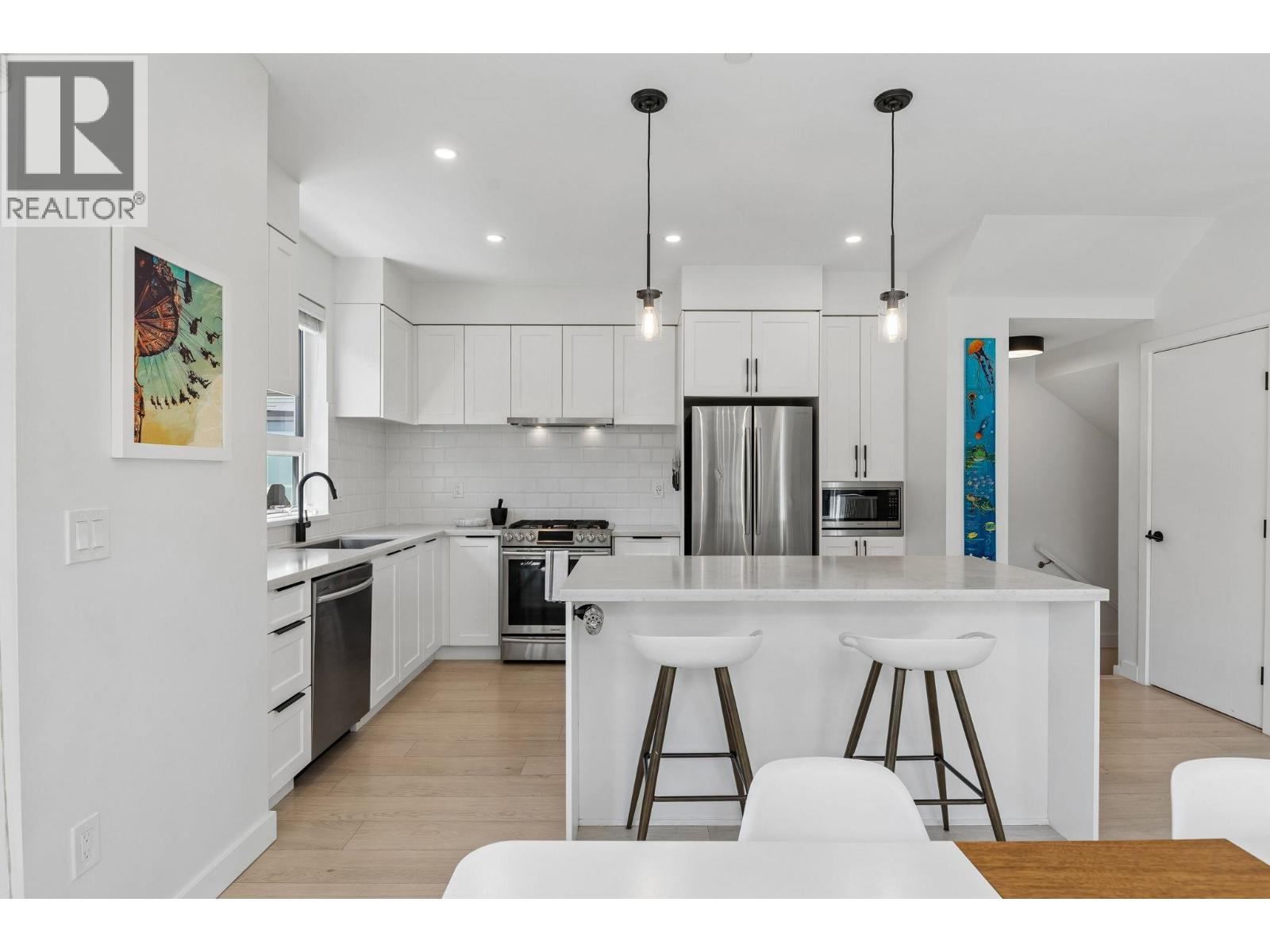205 3021 ST GEORGE STREET — photo 4