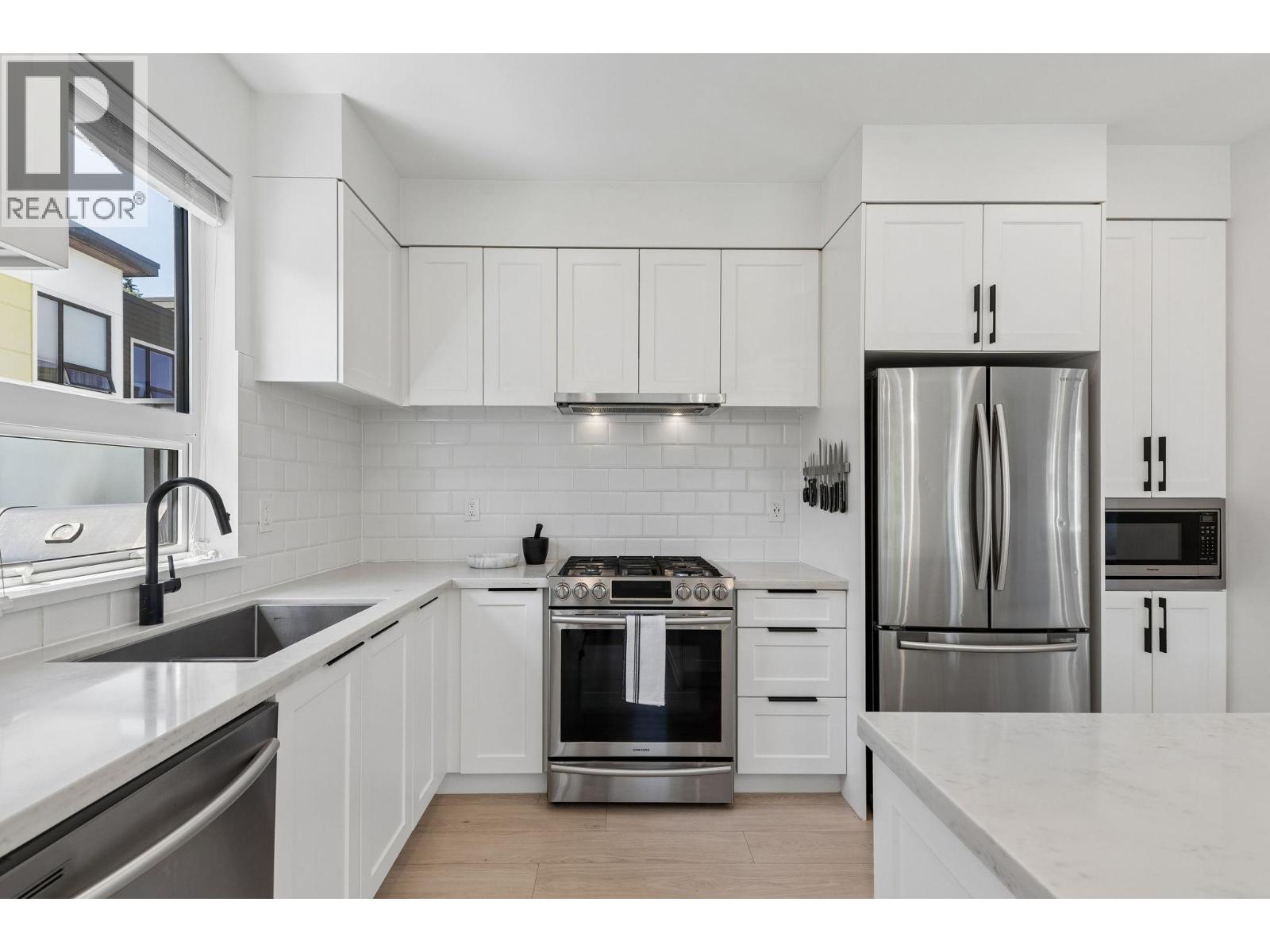 205 3021 ST GEORGE STREET — photo 5