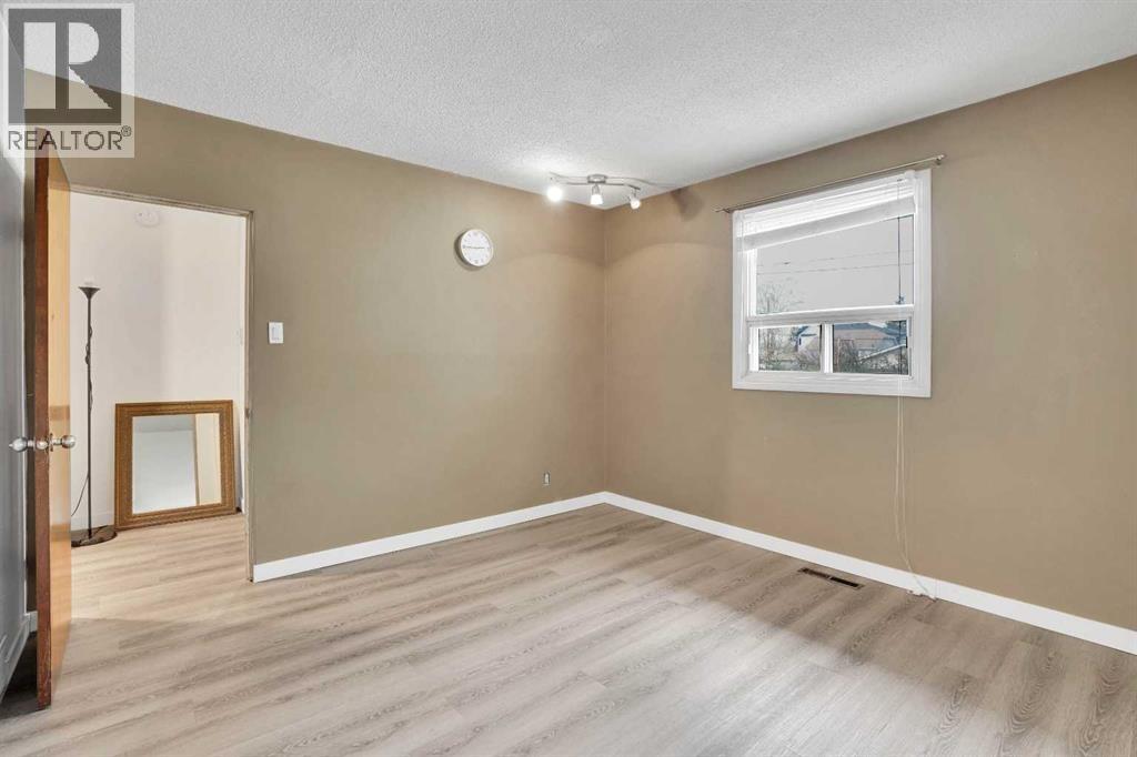 8316 43 Avenue NW - 21