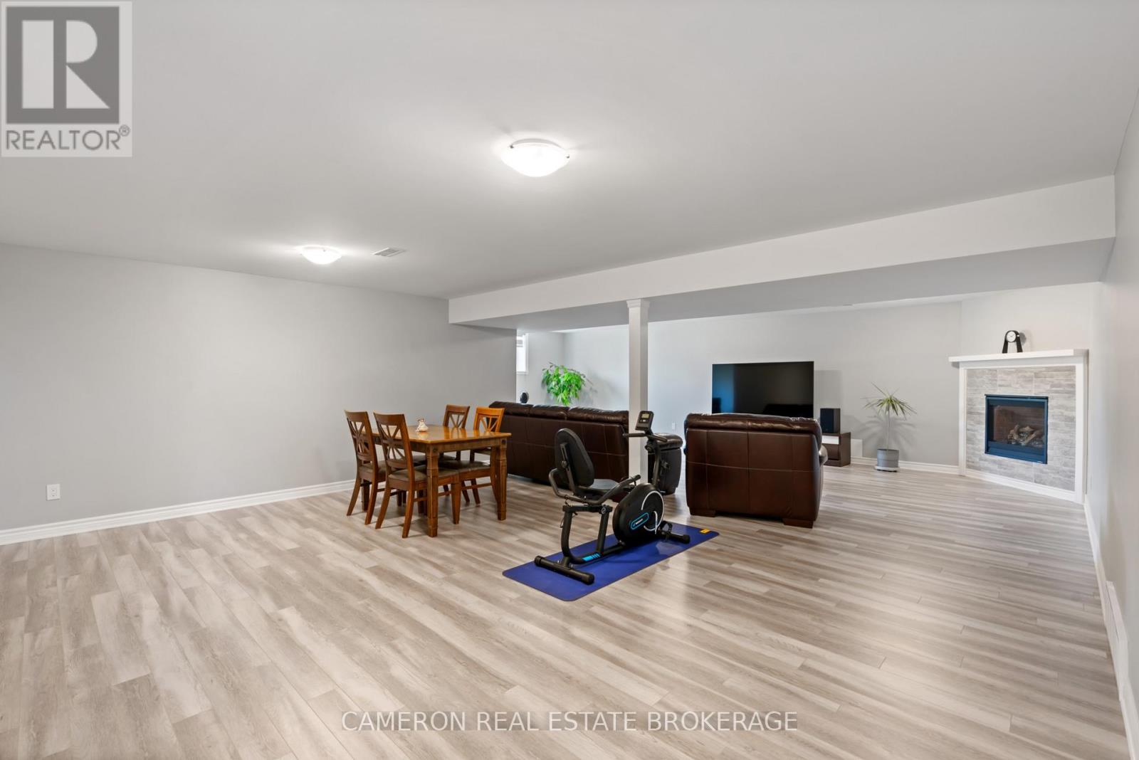1640 OXBRIDGE DRIVE - 21