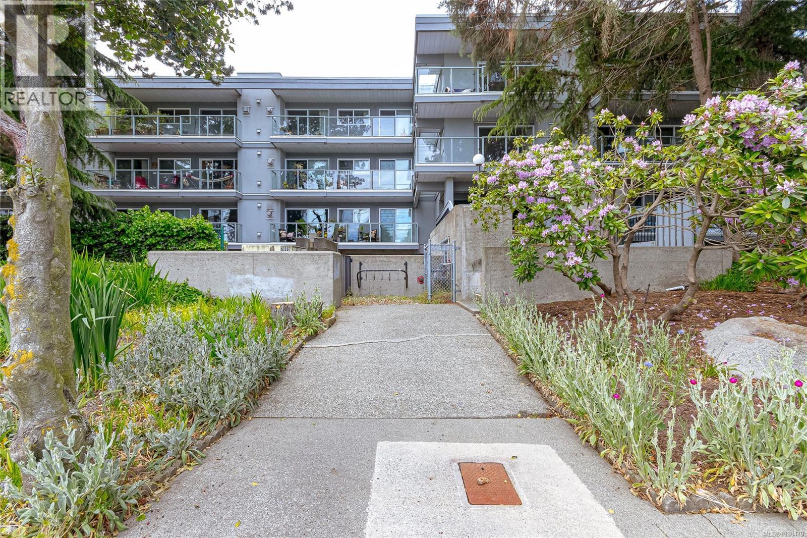 411 2022 Foul Bay Road - photo 2