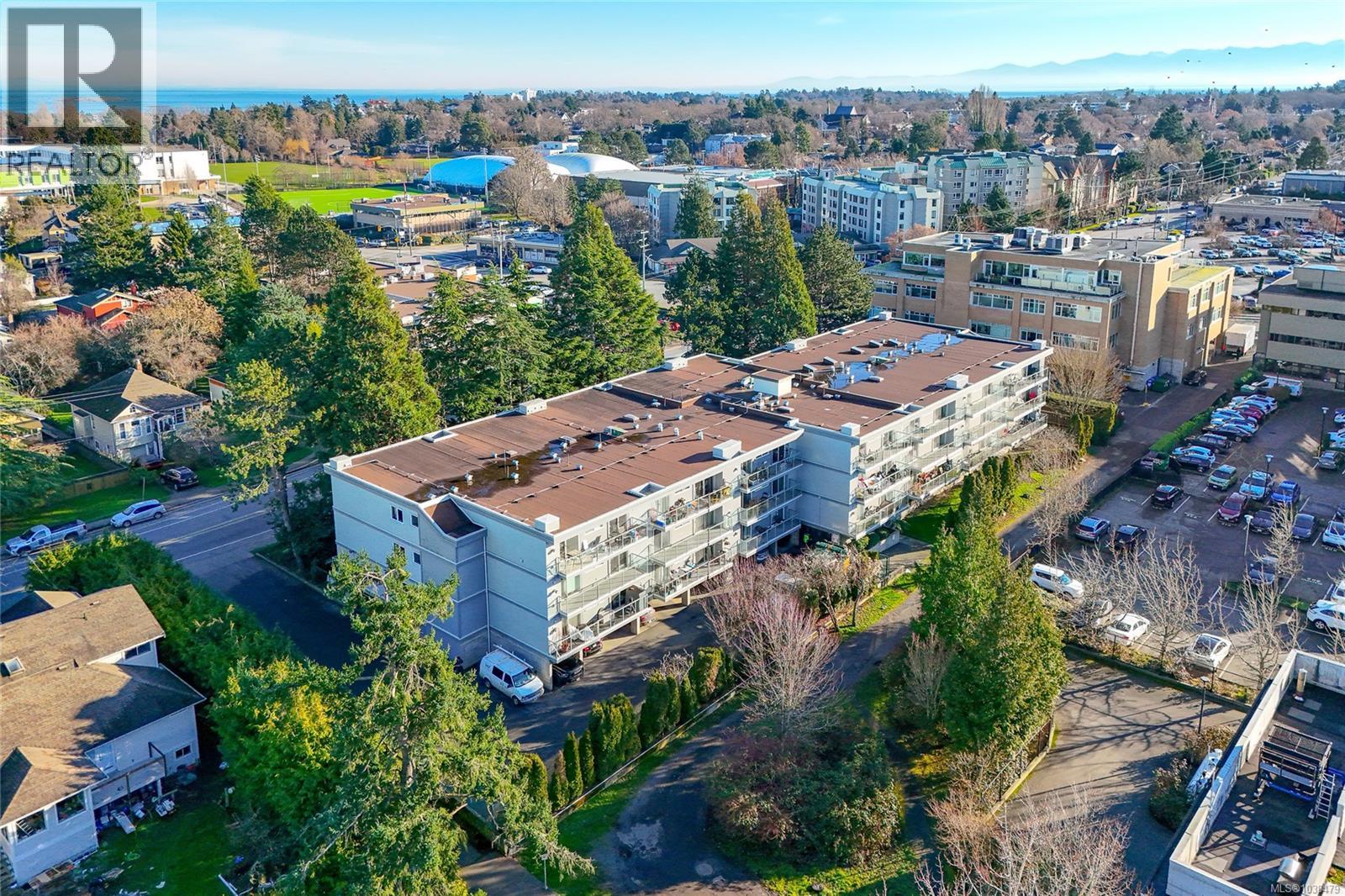 411 2022 Foul Bay Road - main photo