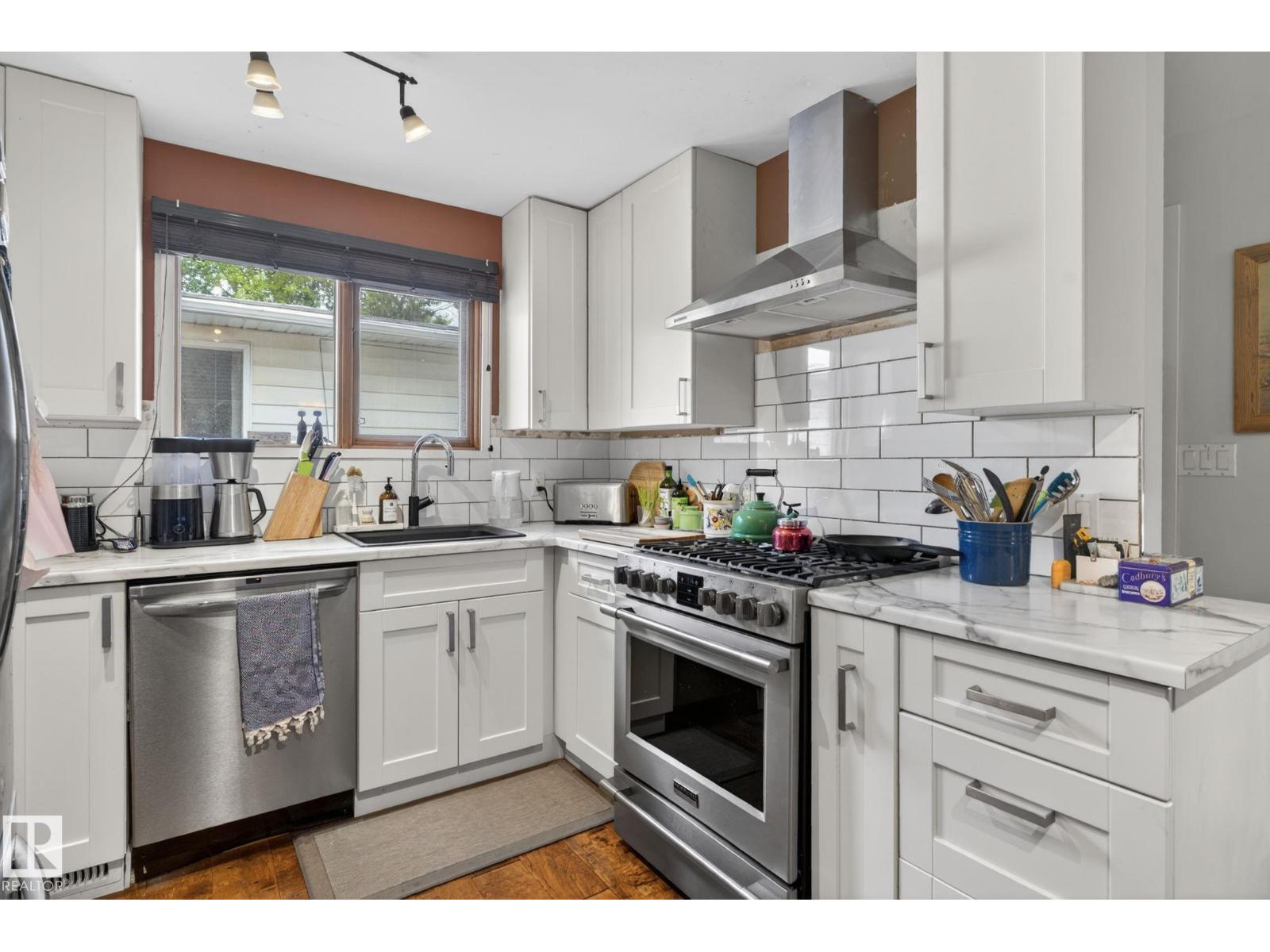 9821 153 ST NW - 29