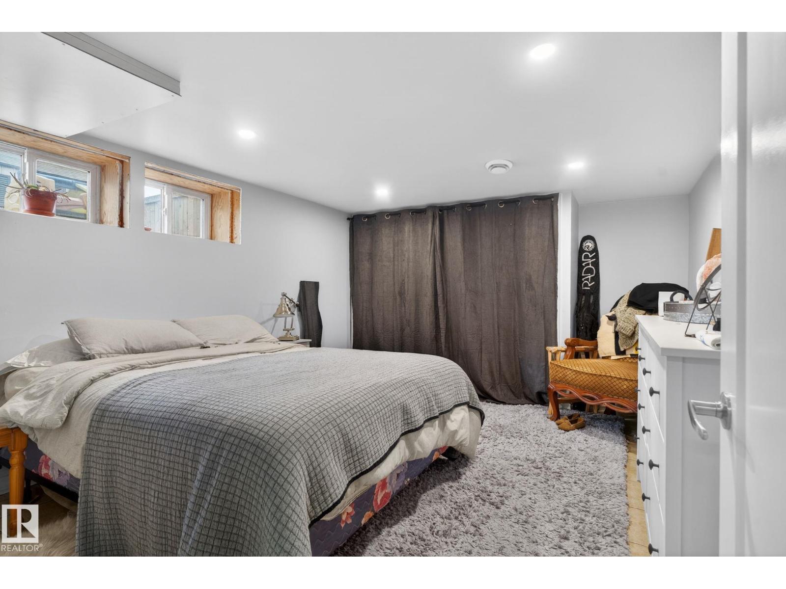 9821 153 ST NW - 33
