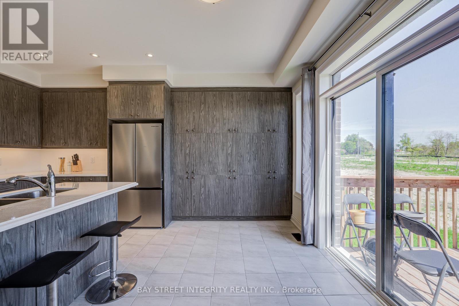 41 KENNETH ROGERS CRESCENT - 13
