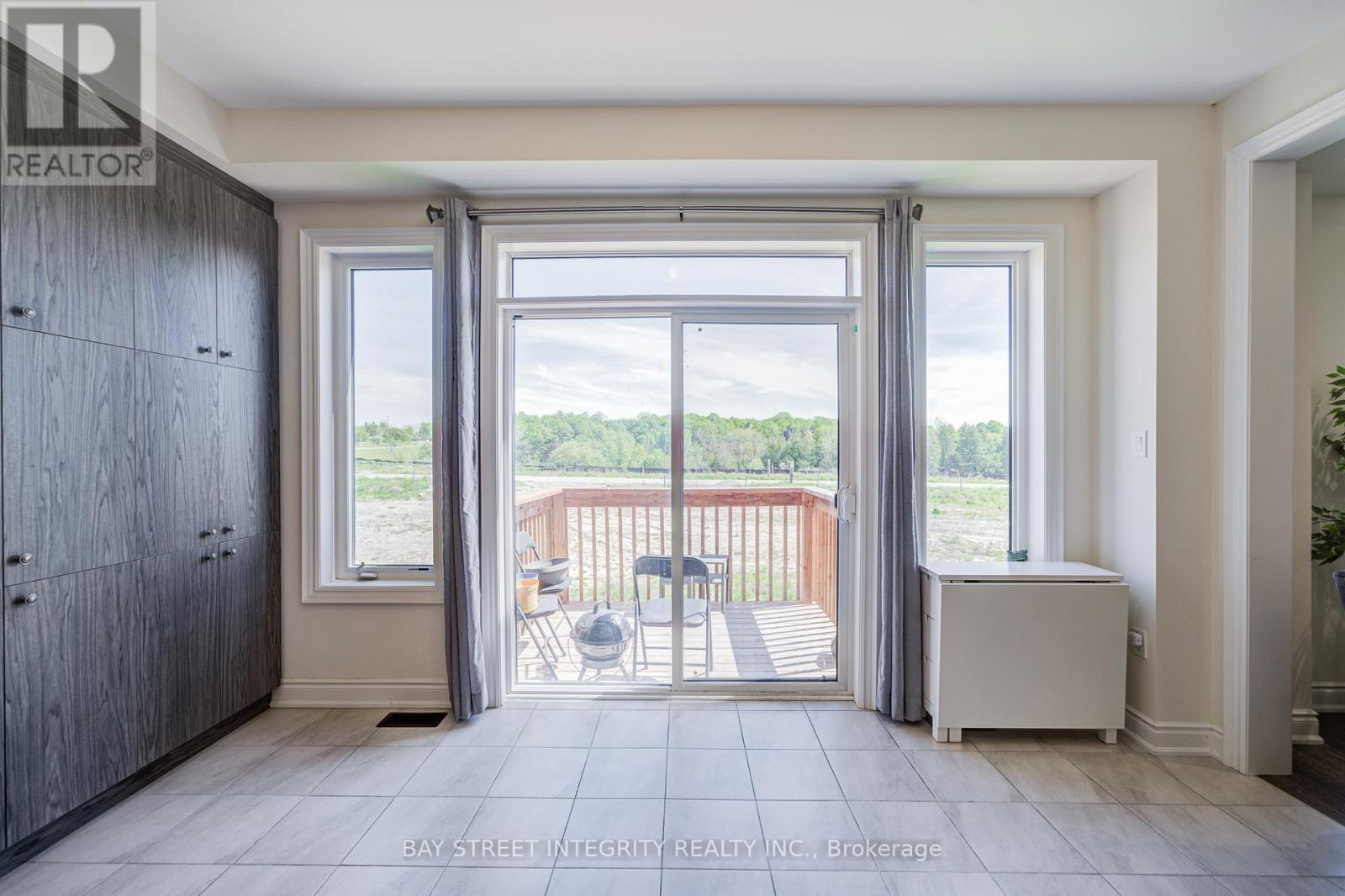 41 KENNETH ROGERS CRESCENT - 14