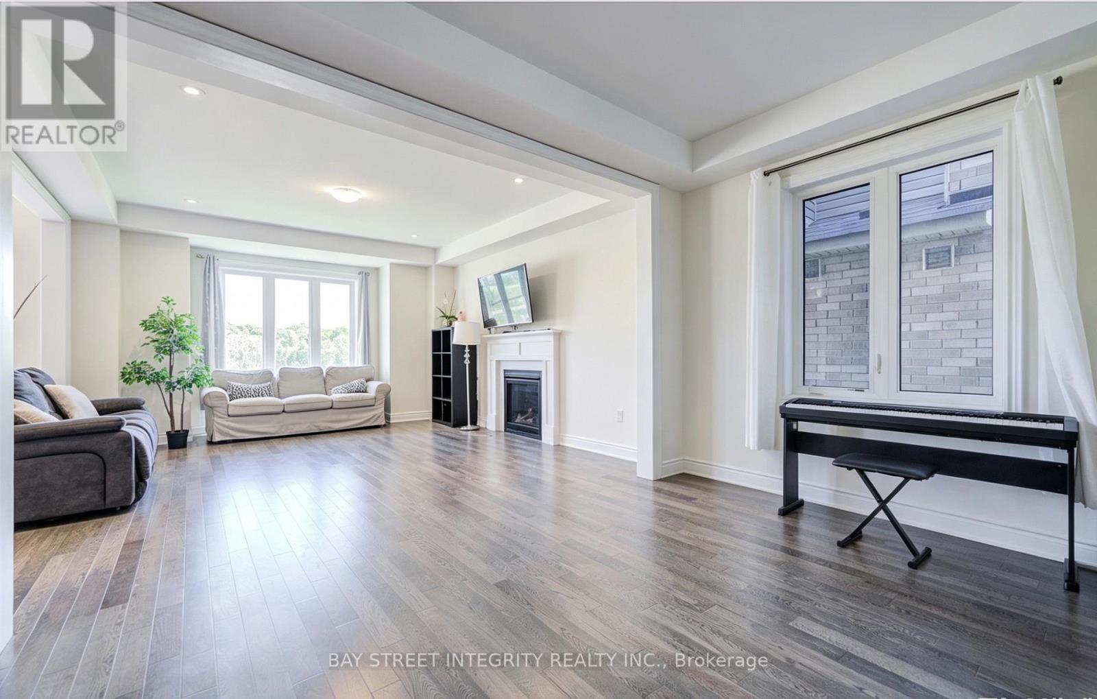 41 KENNETH ROGERS CRESCENT - 5