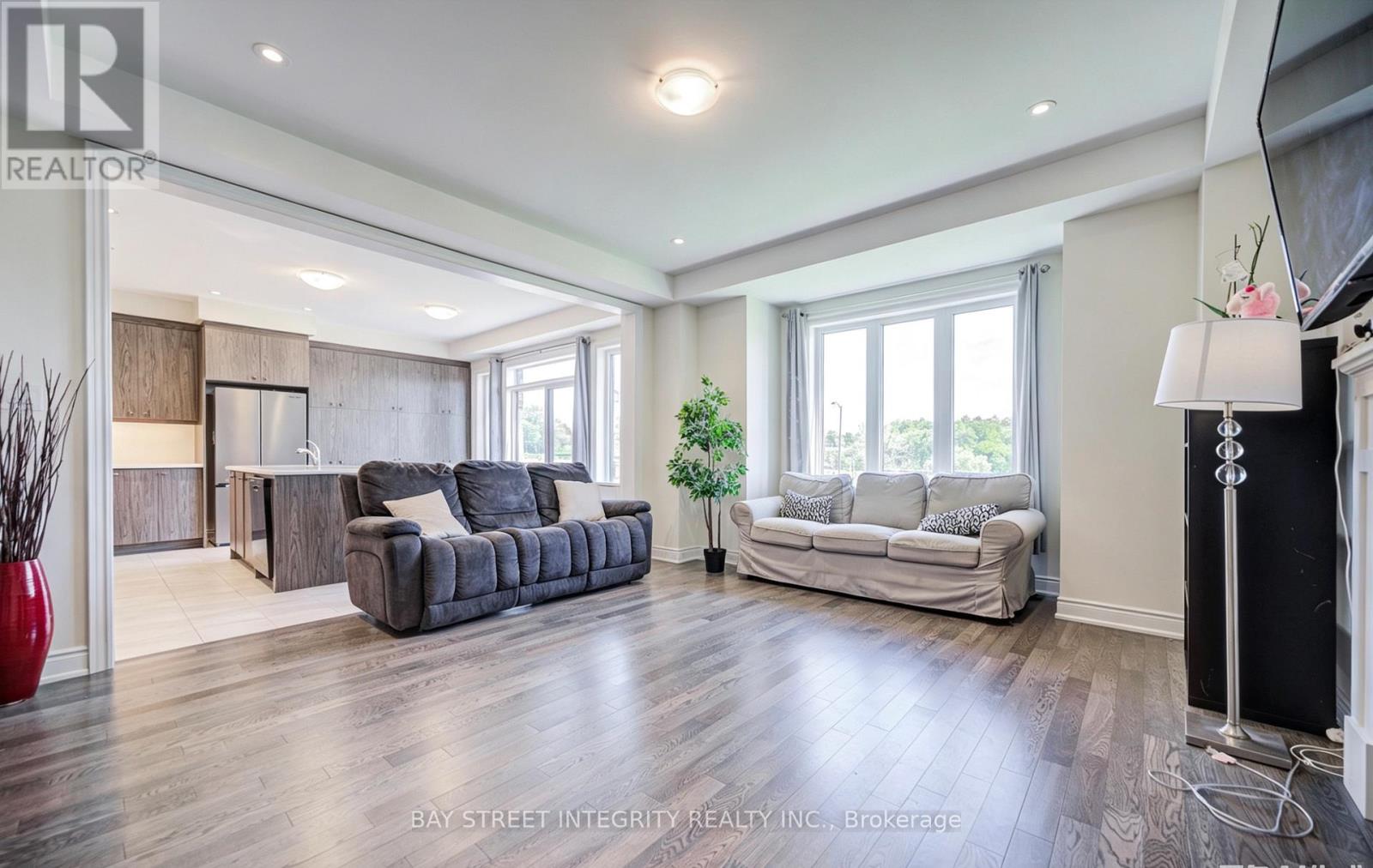 41 KENNETH ROGERS CRESCENT - 6