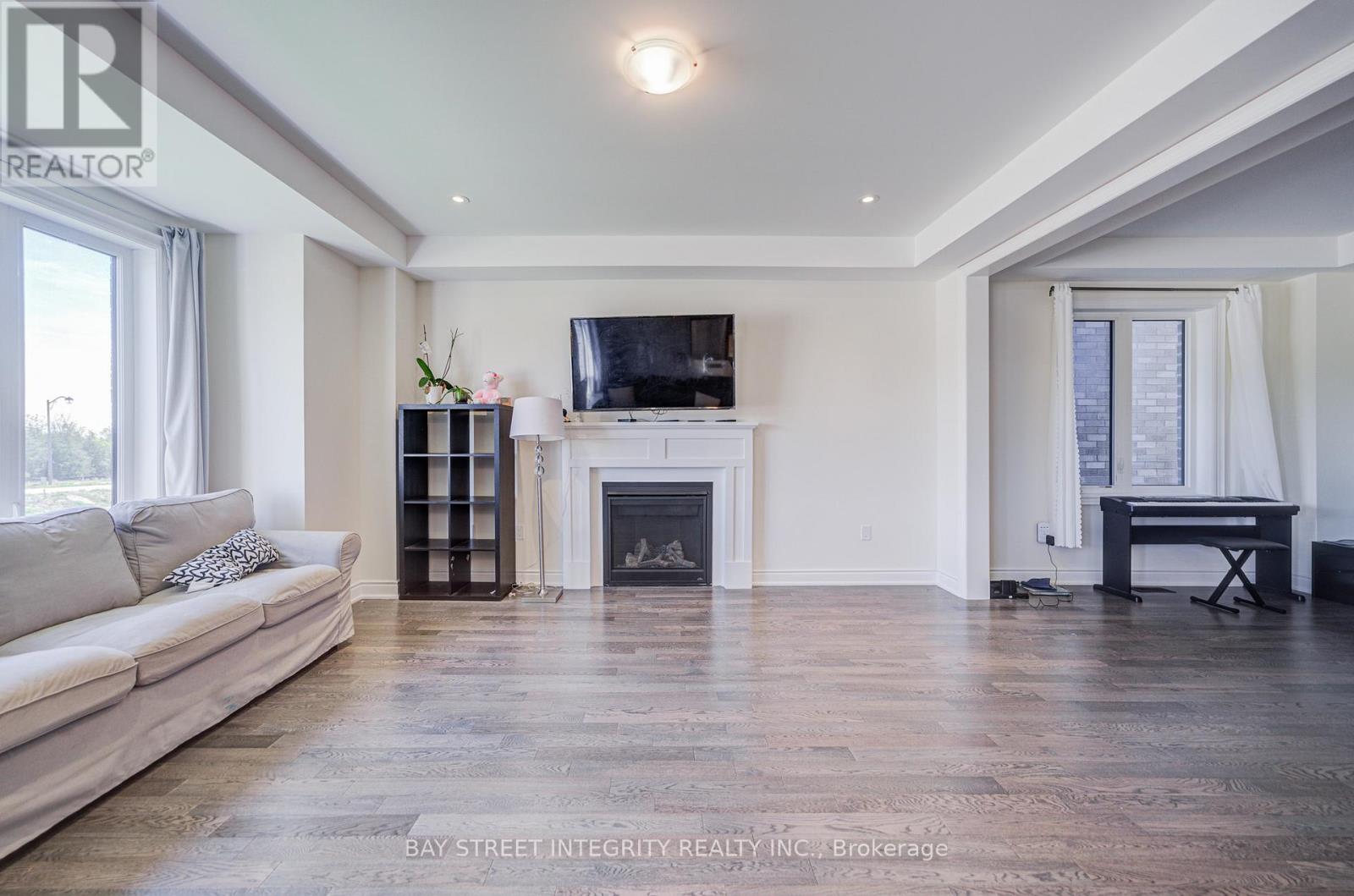 41 KENNETH ROGERS CRESCENT - 7