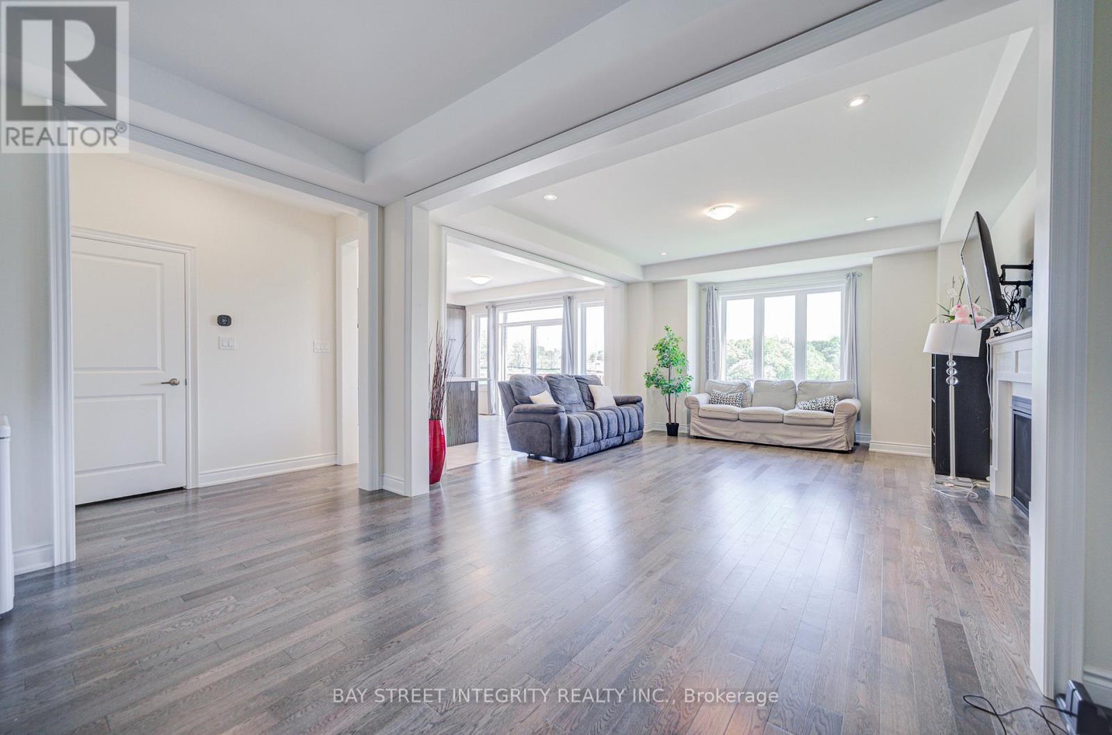 41 KENNETH ROGERS CRESCENT - 8