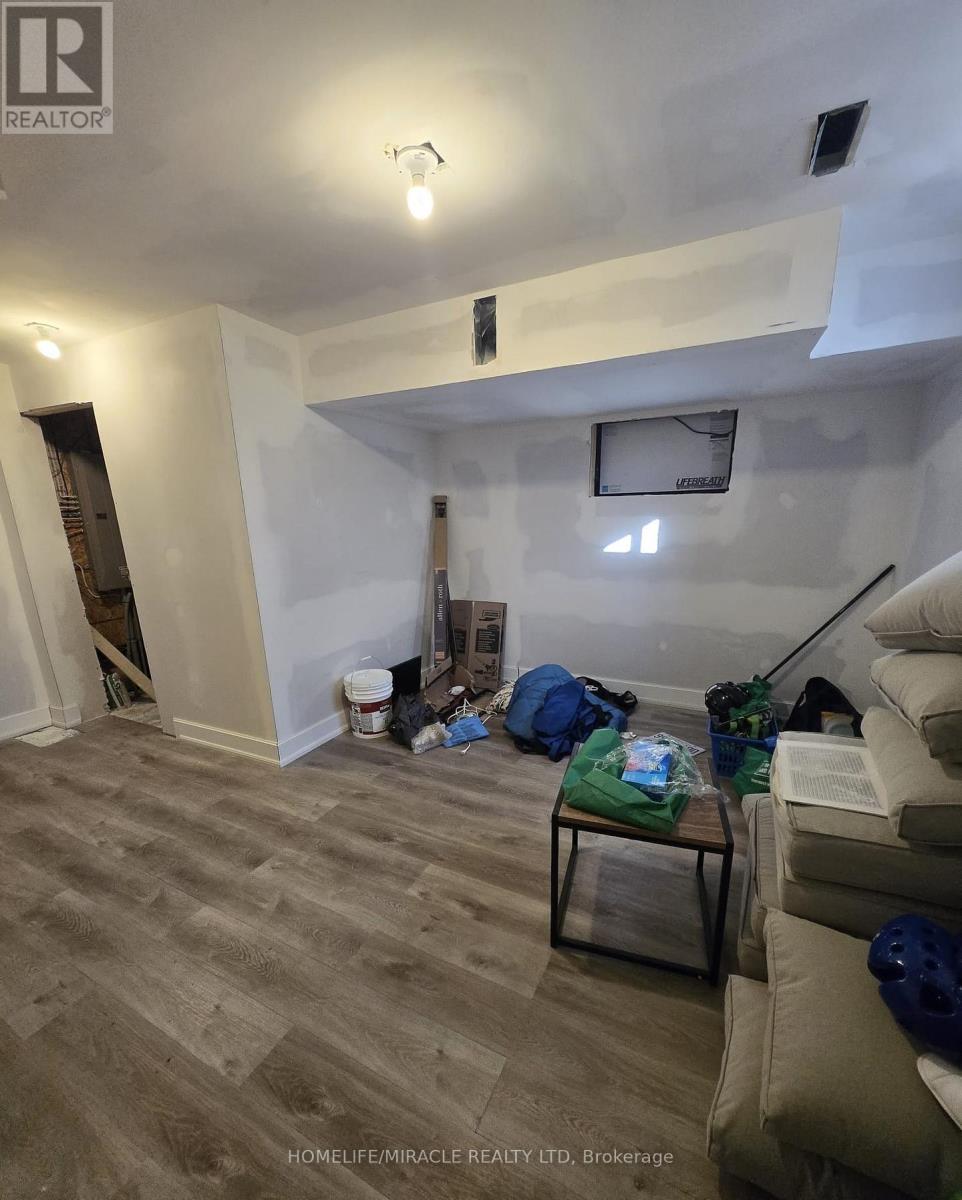#27 1 LEGGOTT AVENUE - 26