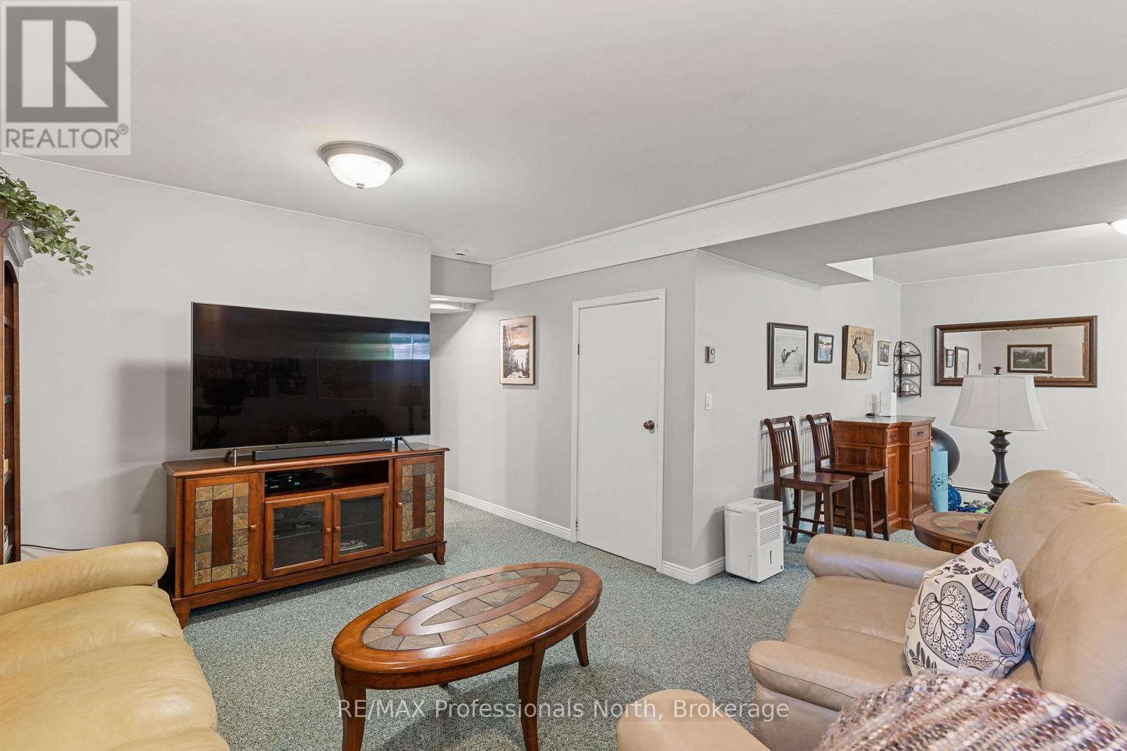 68 HALBIEM CRESCENT - 32