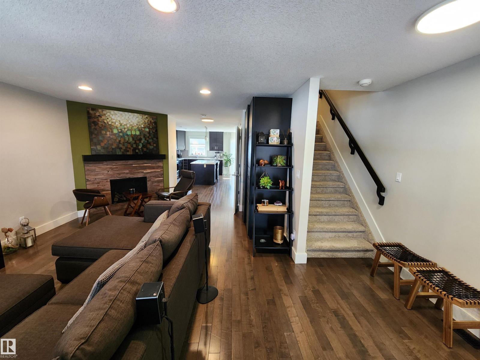 10433 70 AV NW - 8