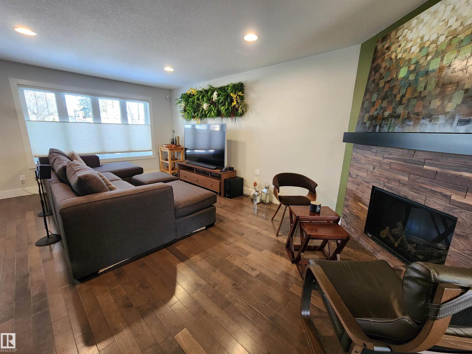 10433 70 AV NW - 4