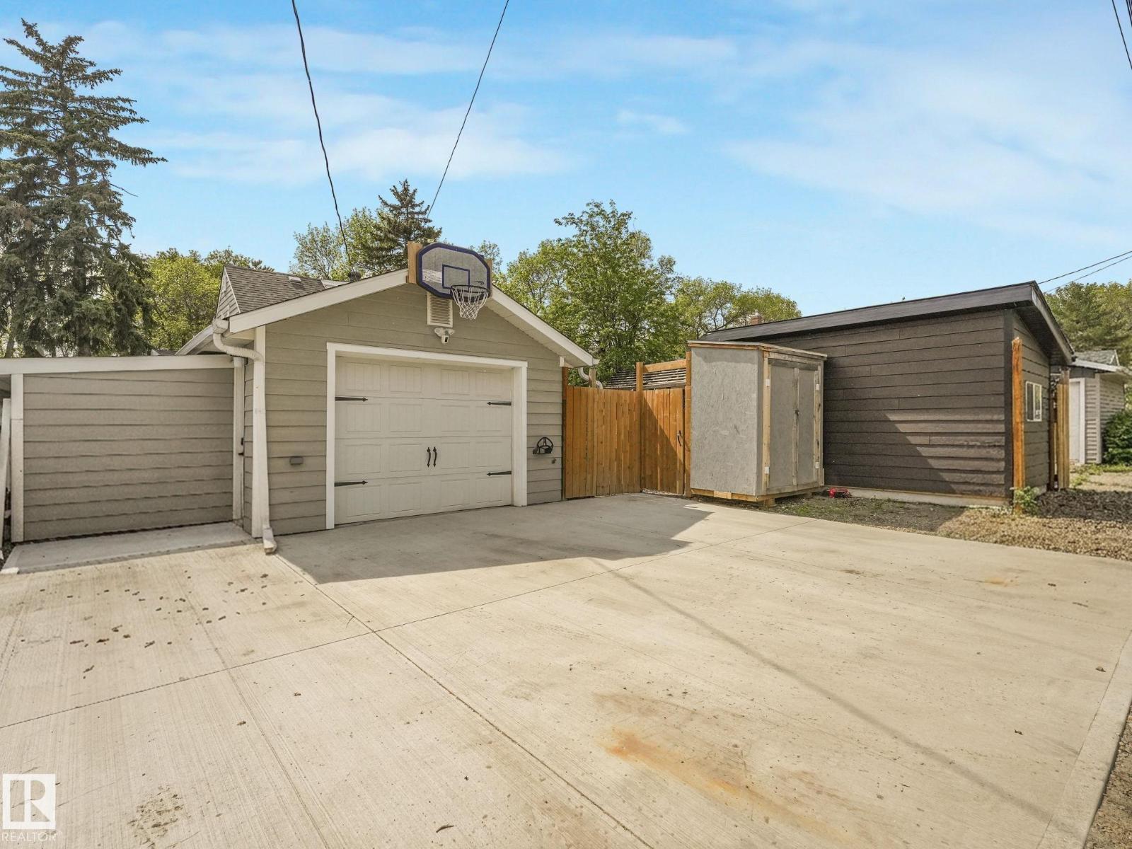 10007 107 ST - 60