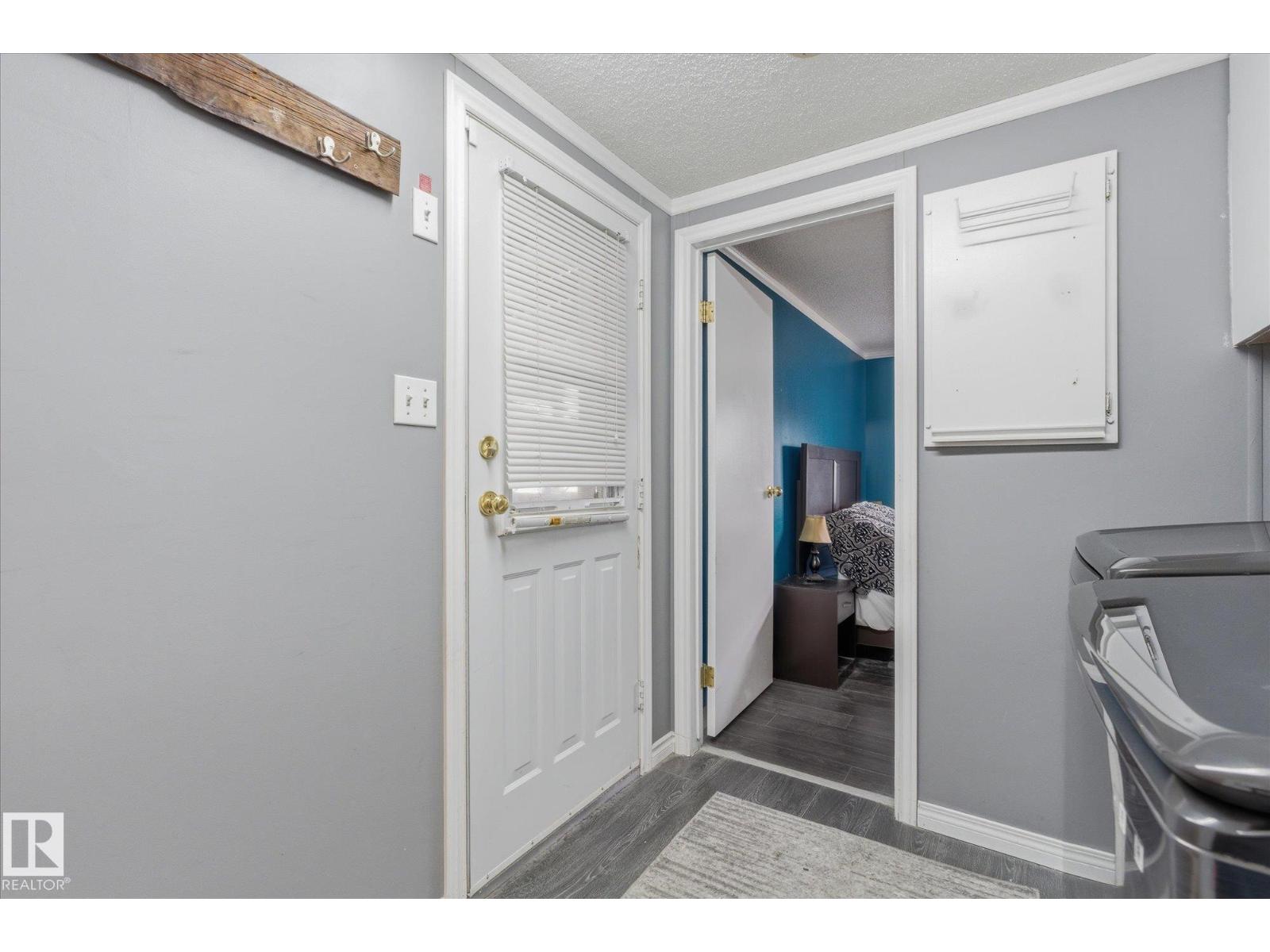 #97 3400 48 ST - 18