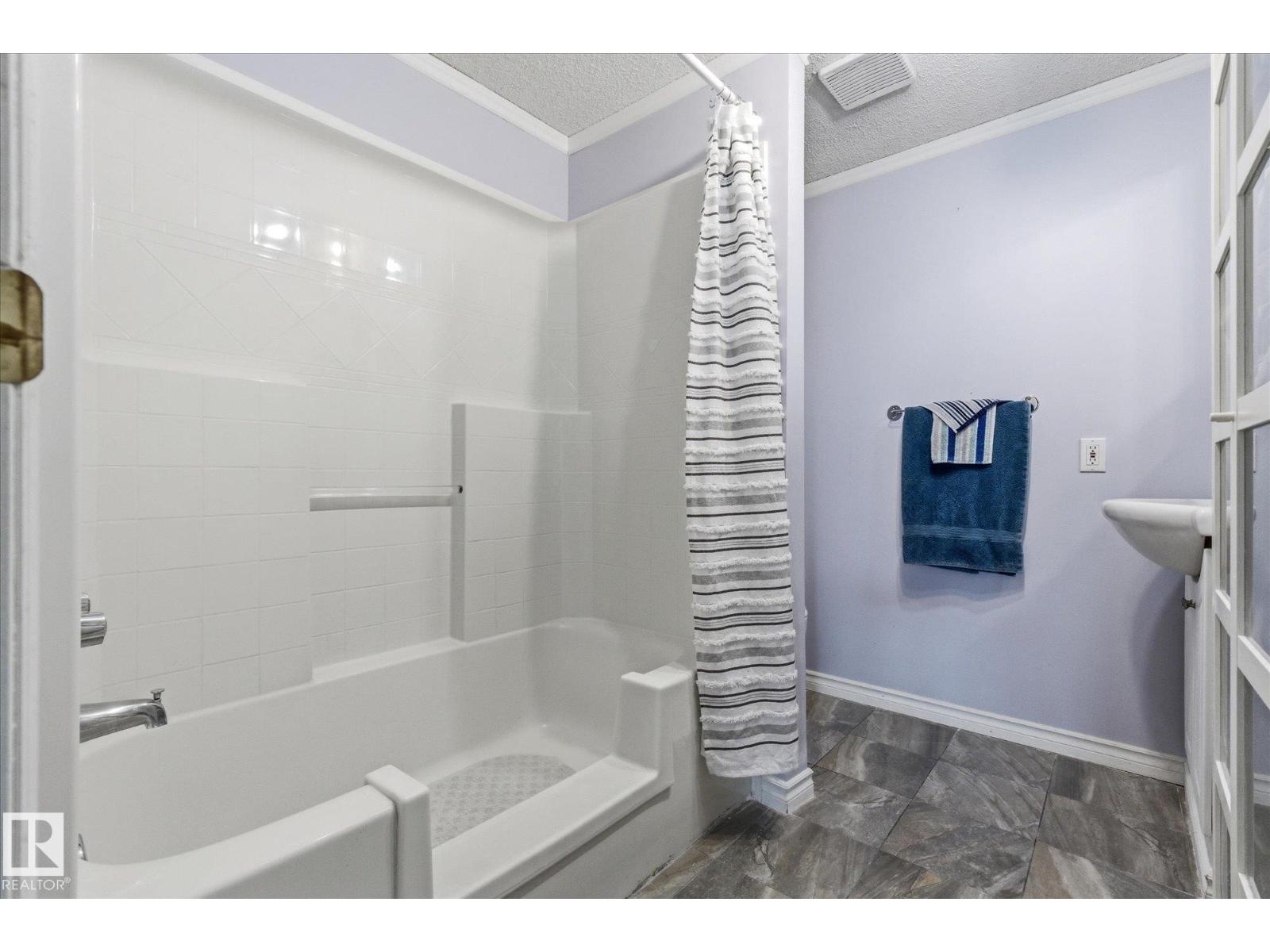 #97 3400 48 ST - 21