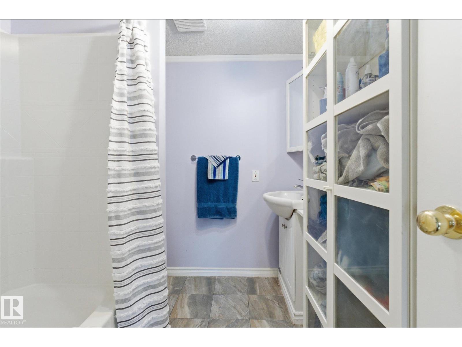 #97 3400 48 ST - 22