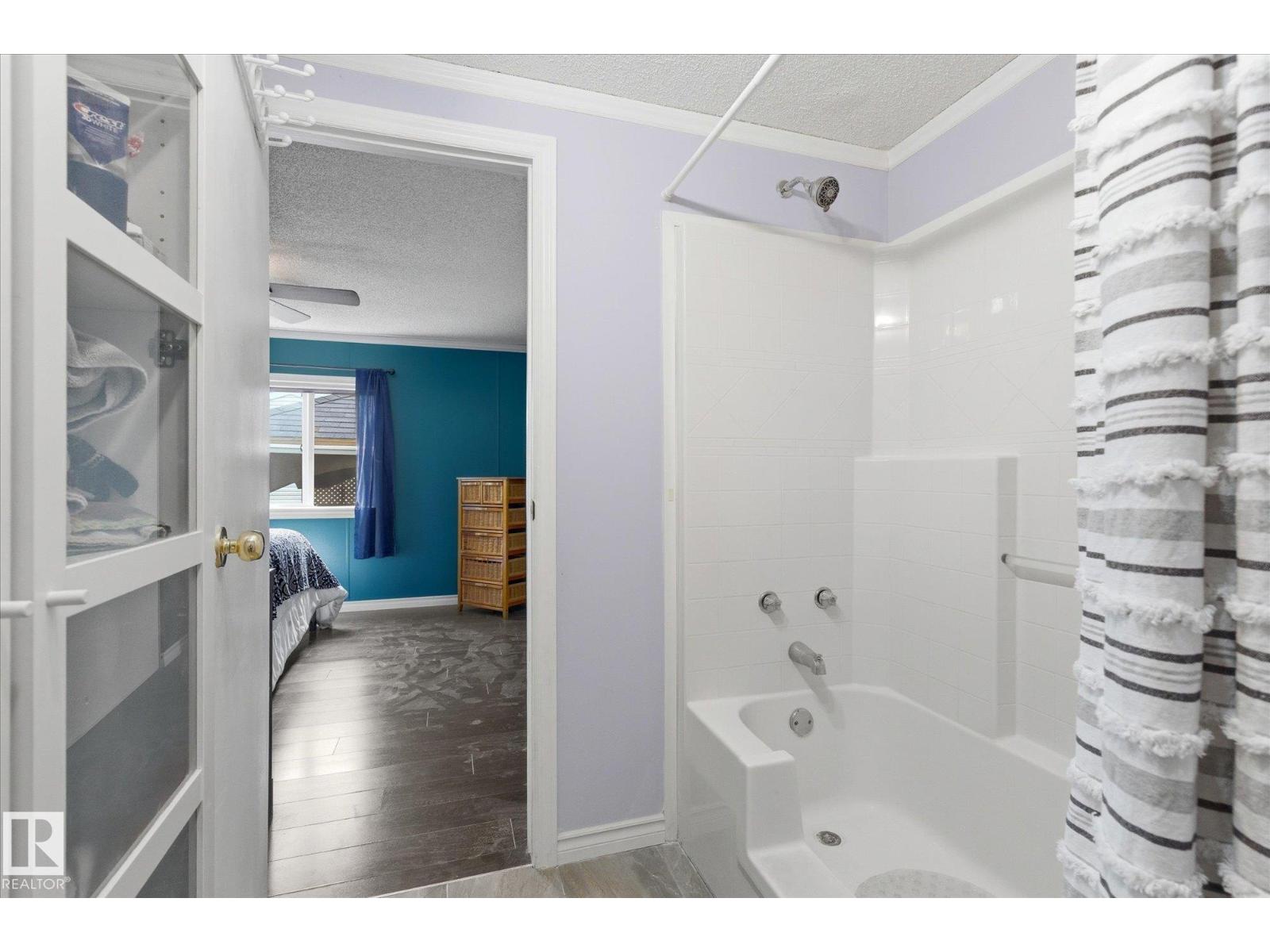 #97 3400 48 ST - 25
