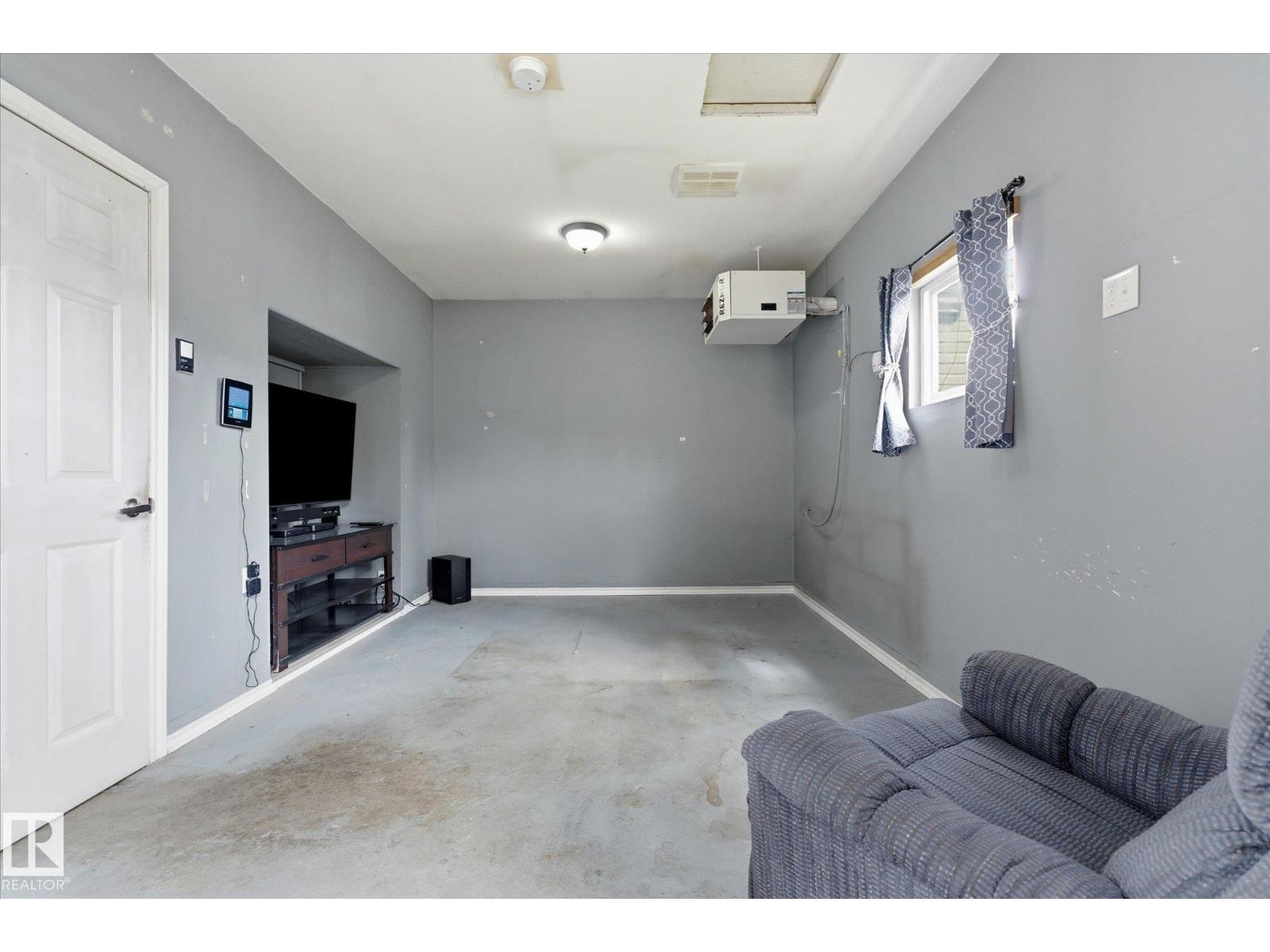 #97 3400 48 ST - 33