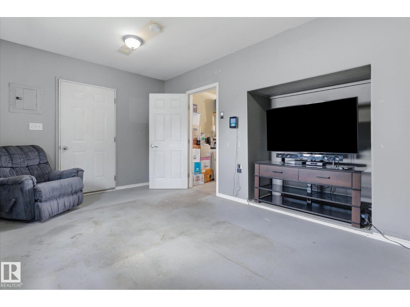 #97 3400 48 ST - 34