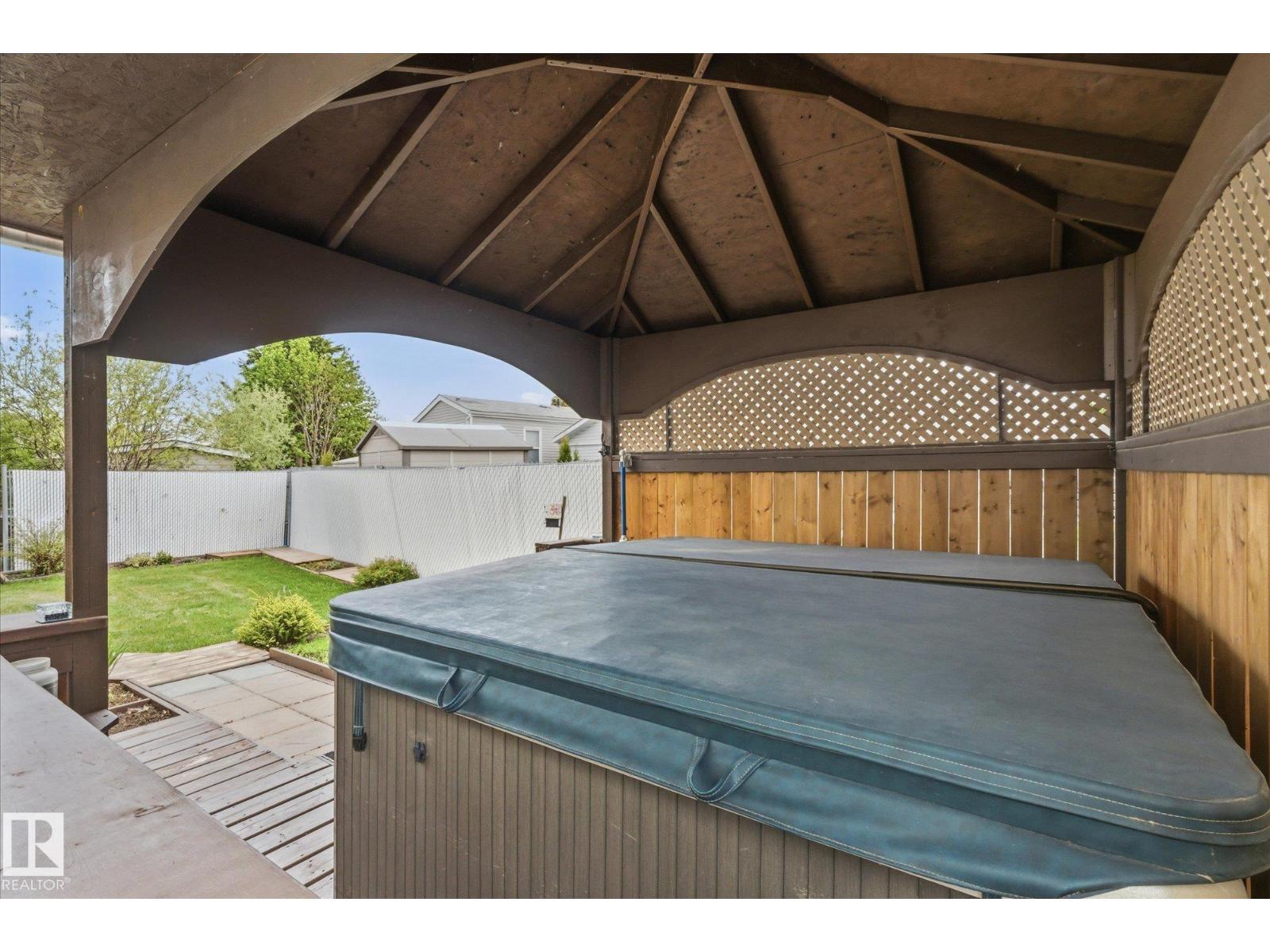 #97 3400 48 ST - 44