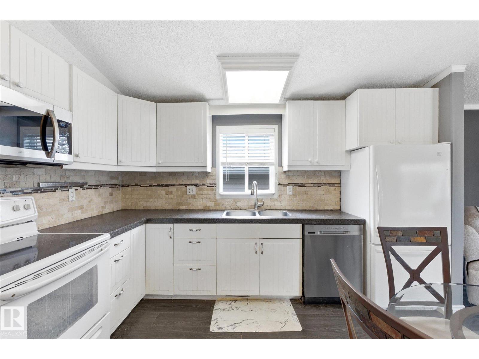 #97 3400 48 ST - 6