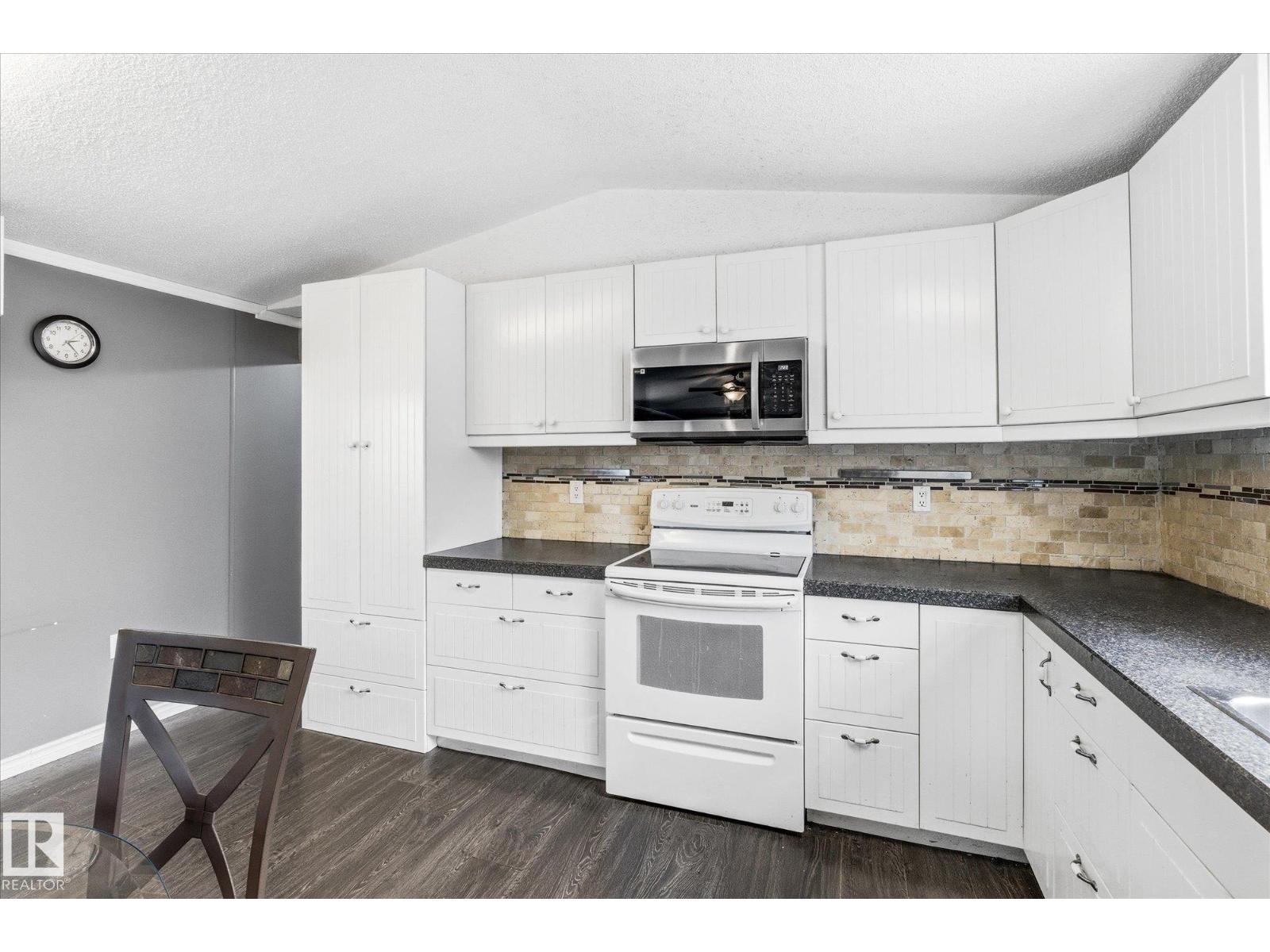 #97 3400 48 ST - 8